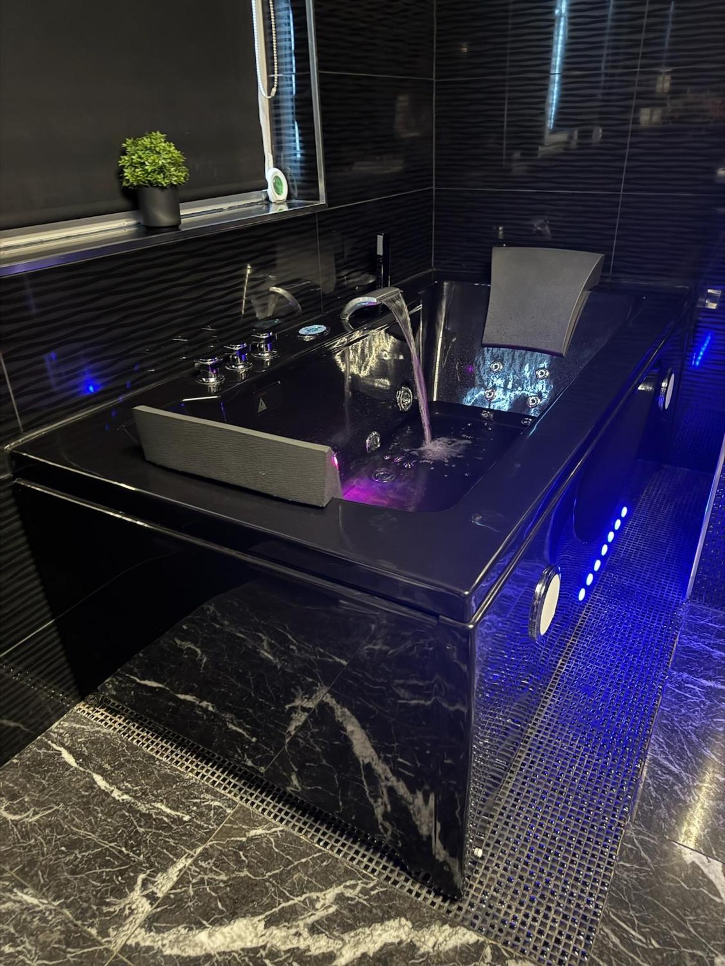 FINN VILLAGE Loch Lomond Villa - THE BLACK ROOM with Private Jacuzzi-Style Bath