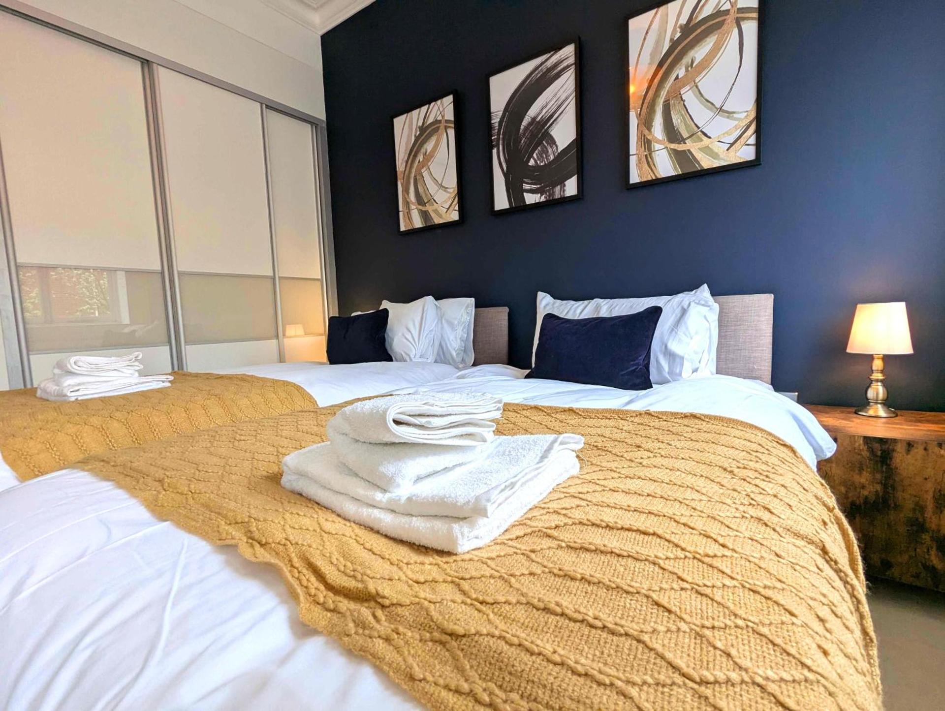 Luxury 2 Bed Apt, Sleeps 4, Secure PRKG-1 Car, Ascot Racecourse 5min walk, Legoland & Lapland 8mins, Windsor 15mins