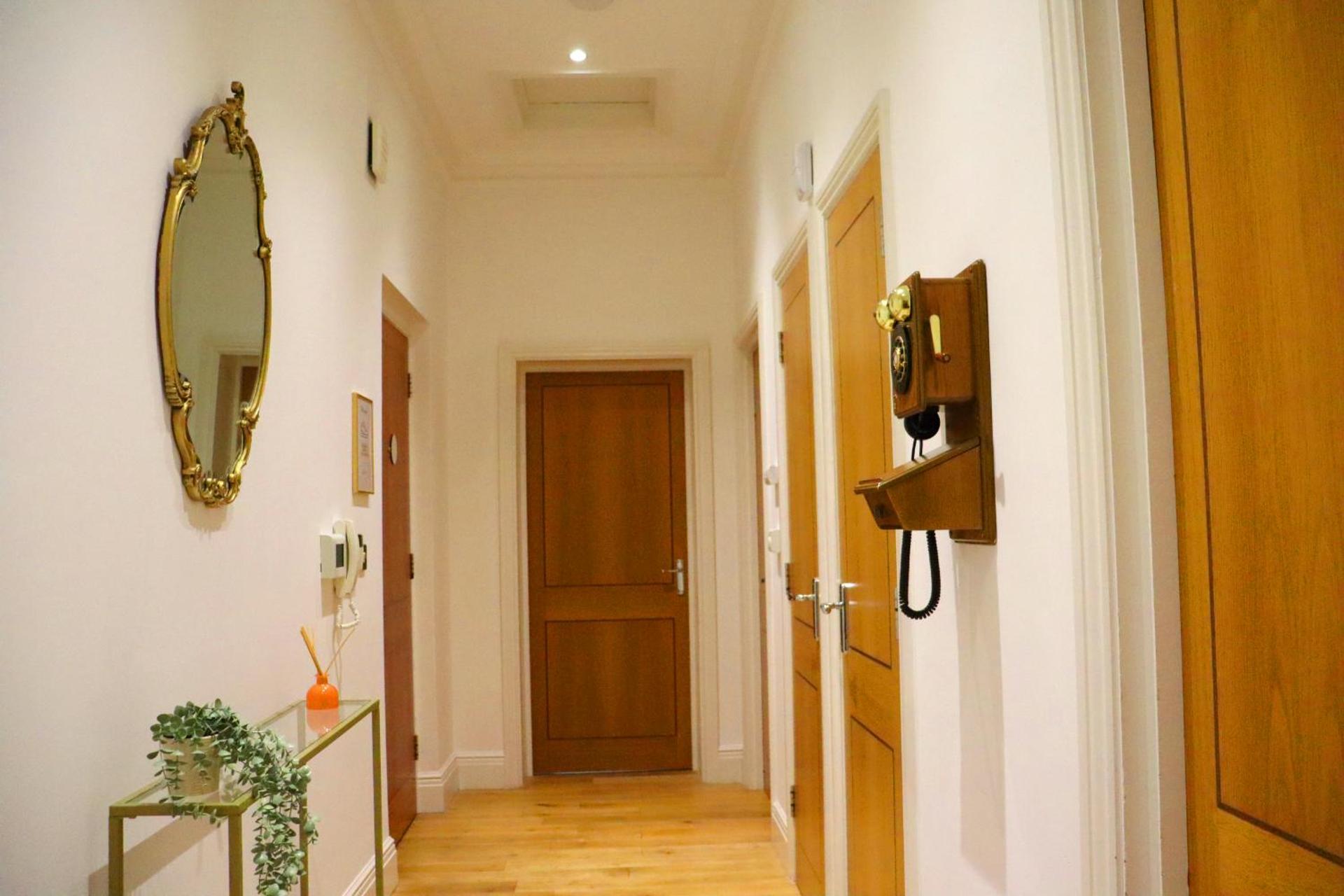 Luxury 2 Bed Apt, Sleeps 4, Secure PRKG-1 Car, Ascot Racecourse 5min walk, Legoland & Lapland 8mins, Windsor 15mins