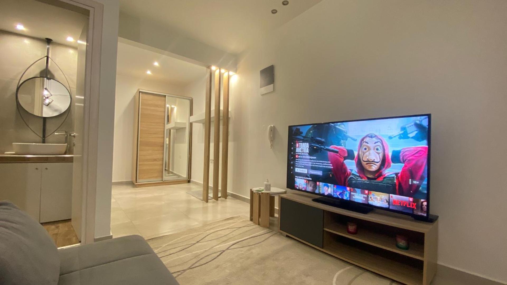 45sqm , Center , 20m Tsimiski Str , 65'' tv , Netfix , Optical Fiber