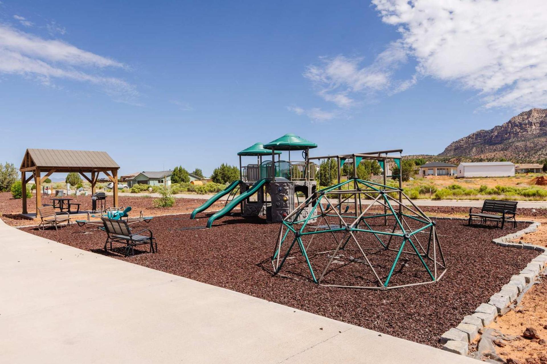 NEW Stunning Tiny Home w private deck firepit BBQ