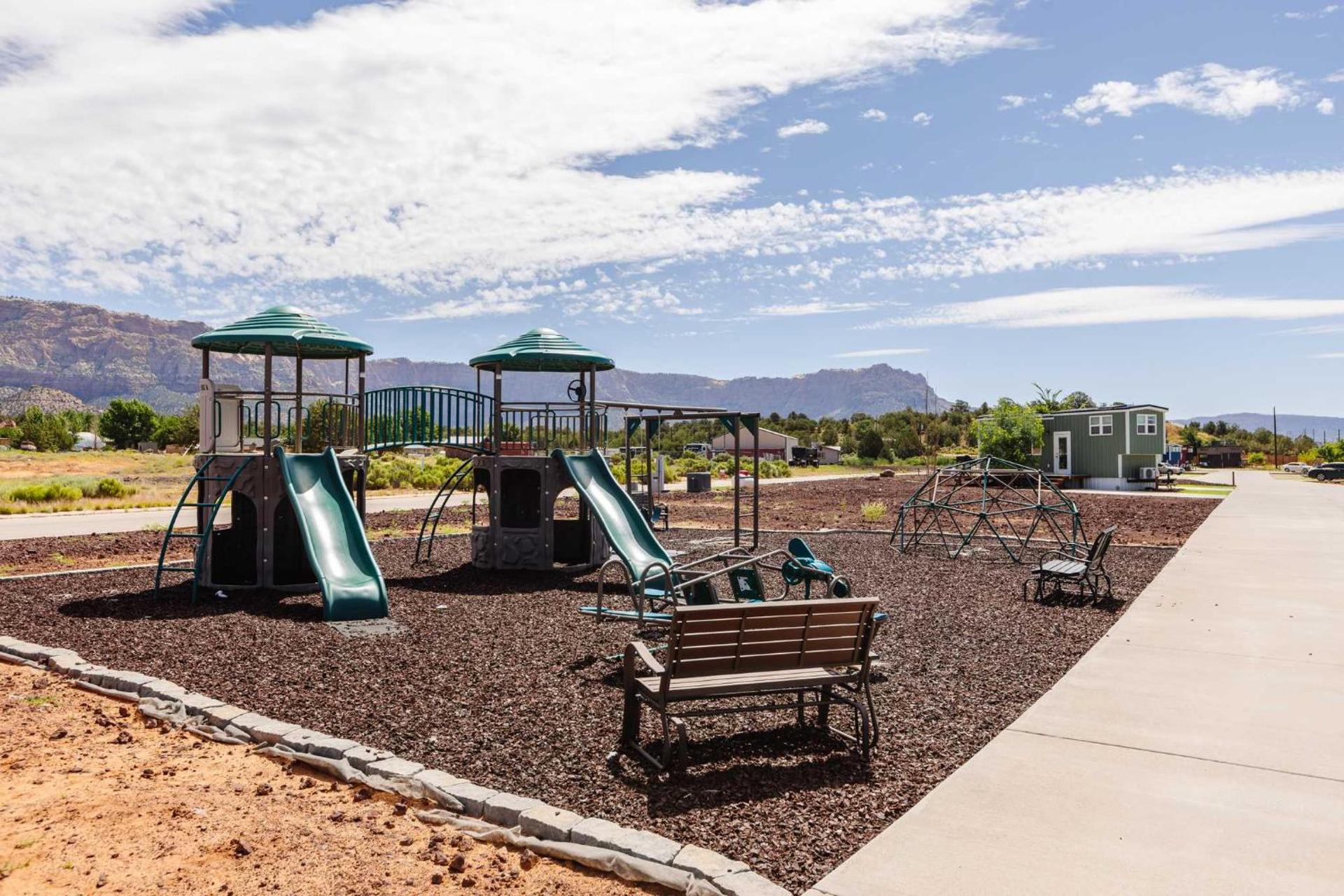 NEW Stunning Tiny Home w private deck firepit BBQ