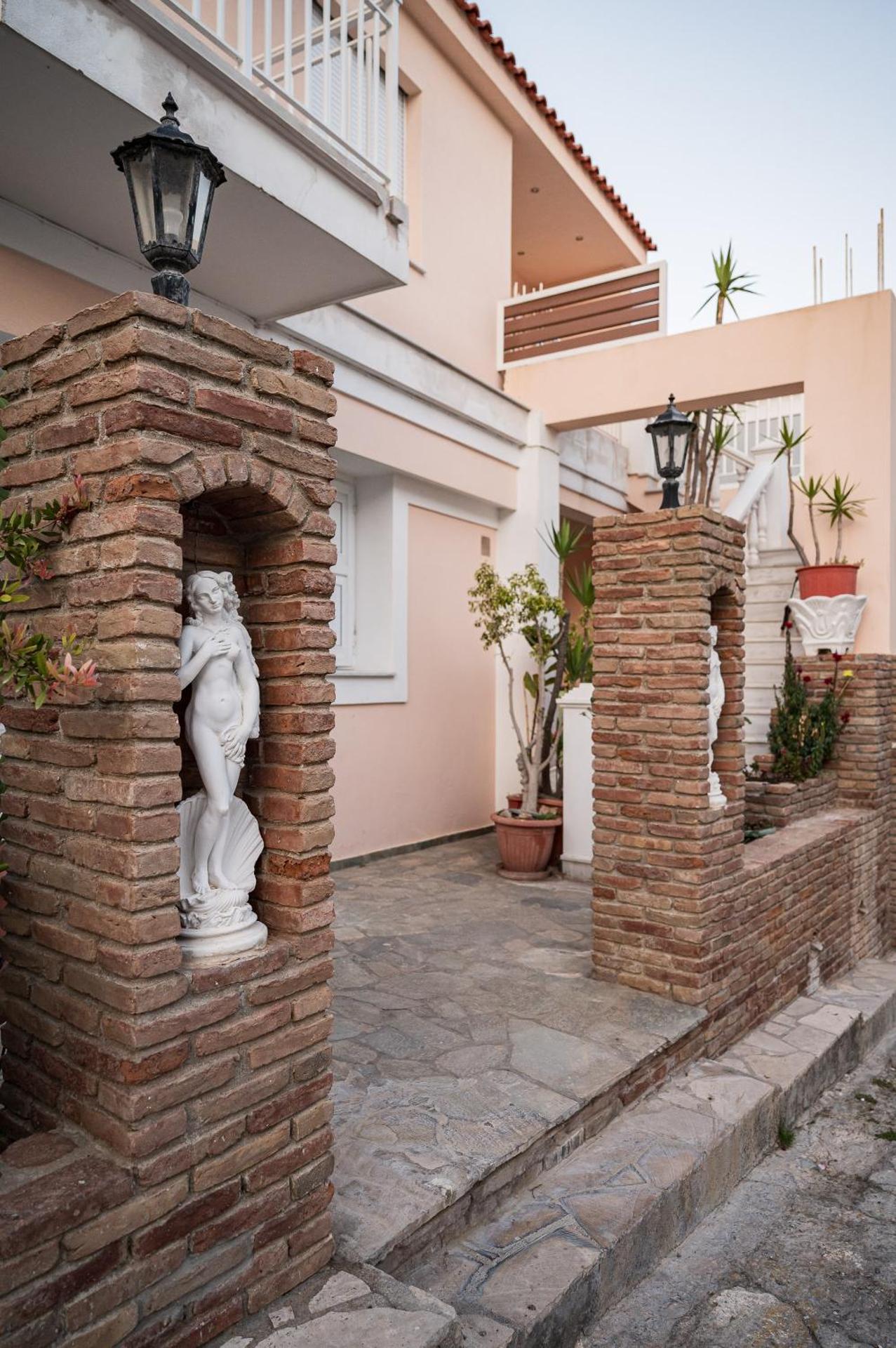 Dioni, Central Luxury Apartment