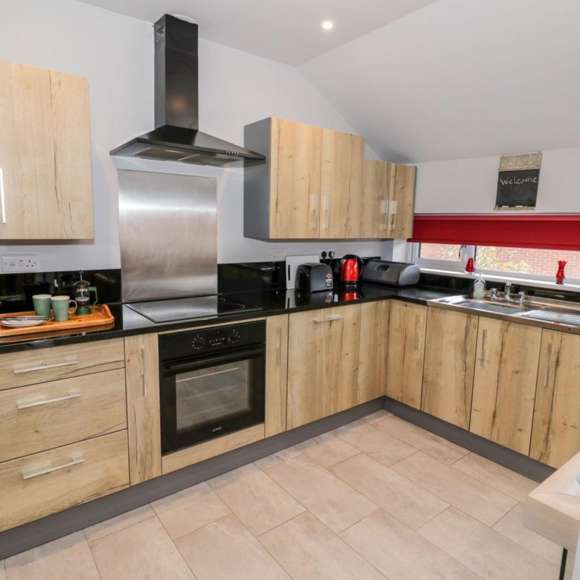 Entire cottage close to Coventry City Centre with 4 en suite bedrooms and gated parking