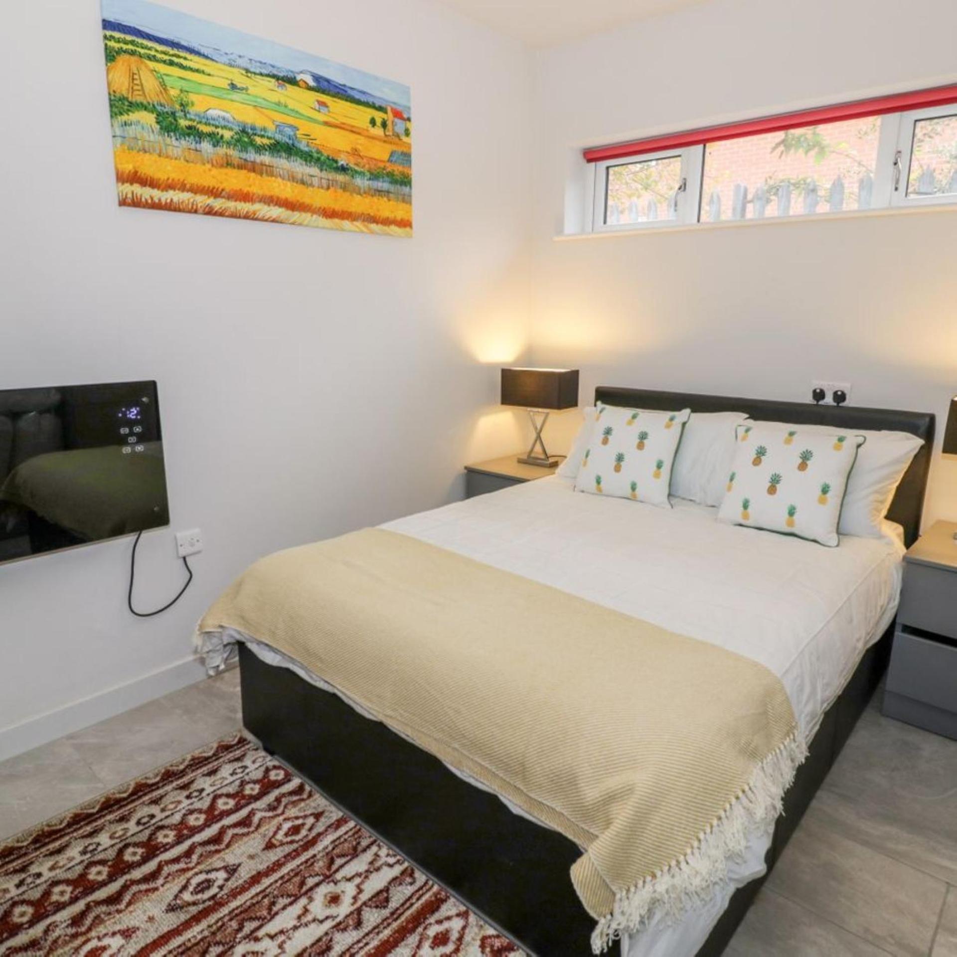 Entire cottage close to Coventry City Centre with 4 en suite bedrooms and gated parking