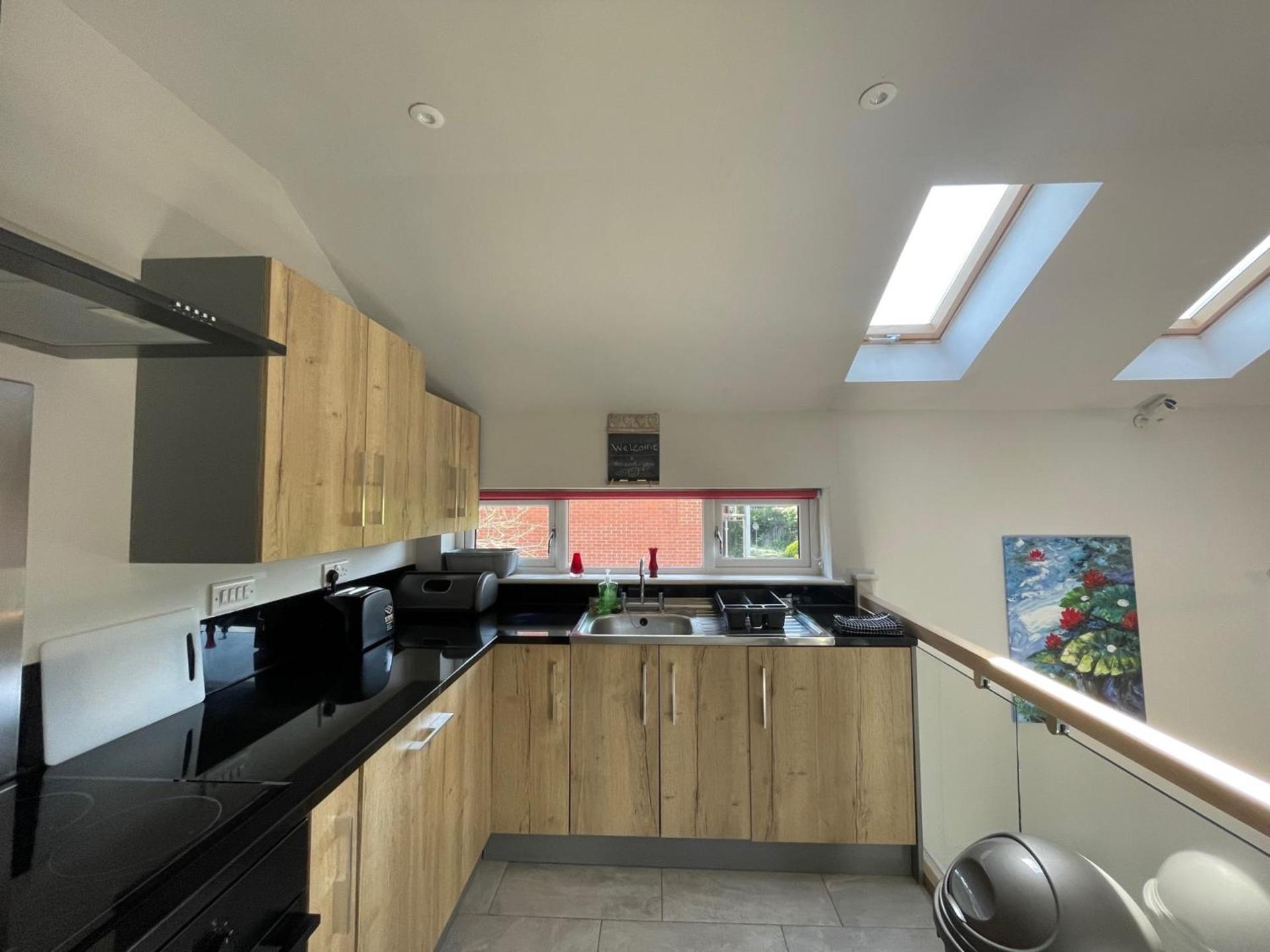 Entire cottage close to Coventry City Centre with 4 en suite bedrooms and gated parking