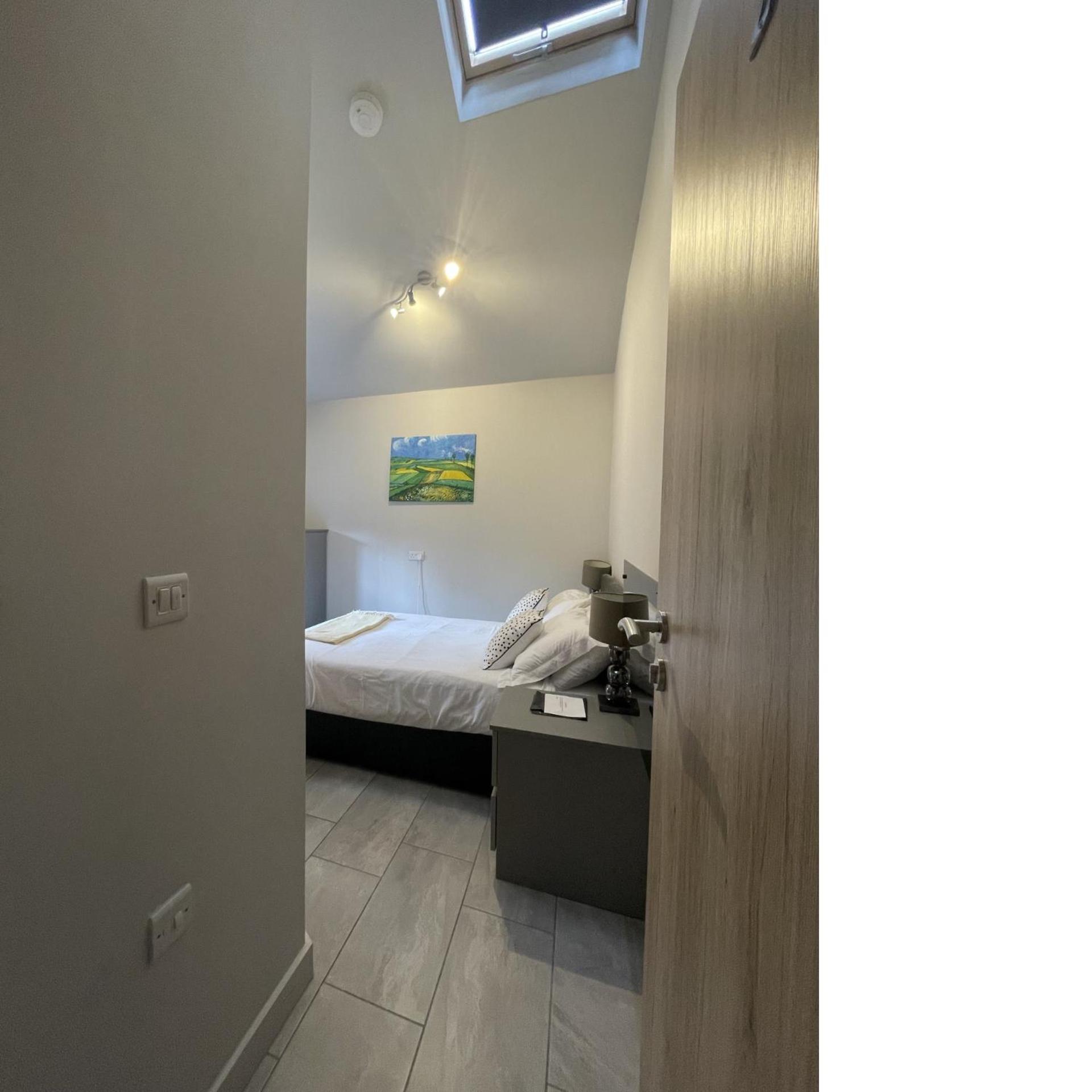 Entire cottage close to Coventry City Centre with 4 en suite bedrooms and gated parking