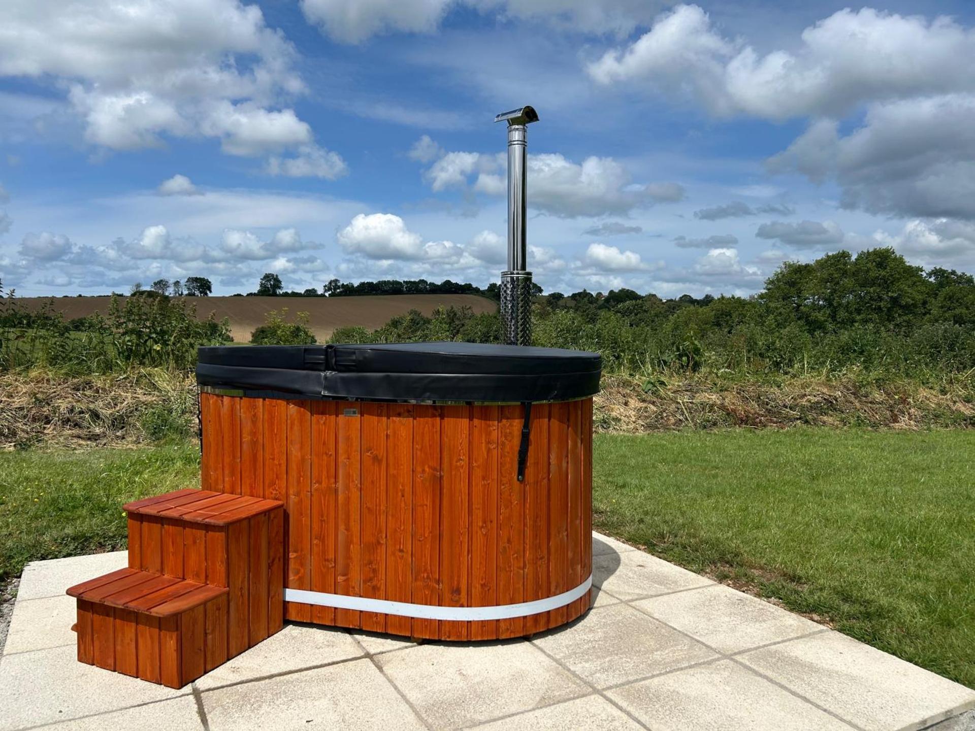 Cosy Devon Hut with Private Hot Tub