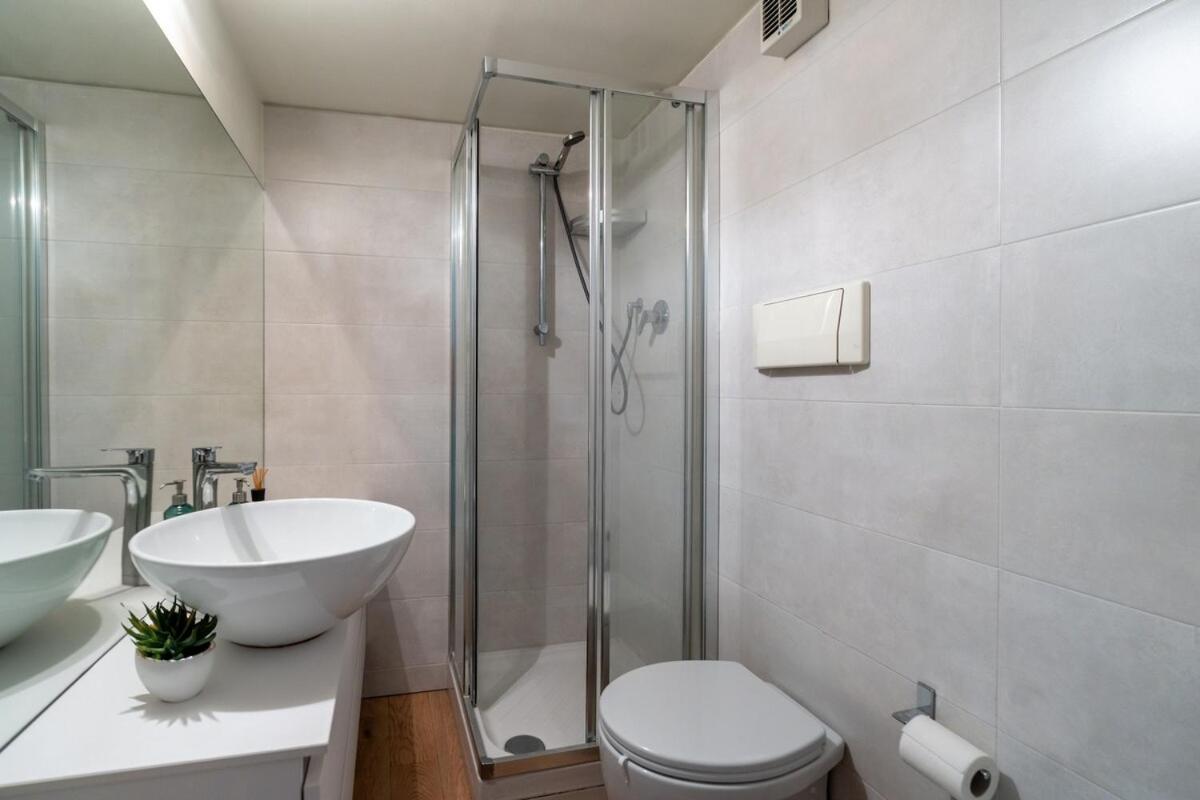 A 400m dalla metro con WiFi più parcheggio privato bici