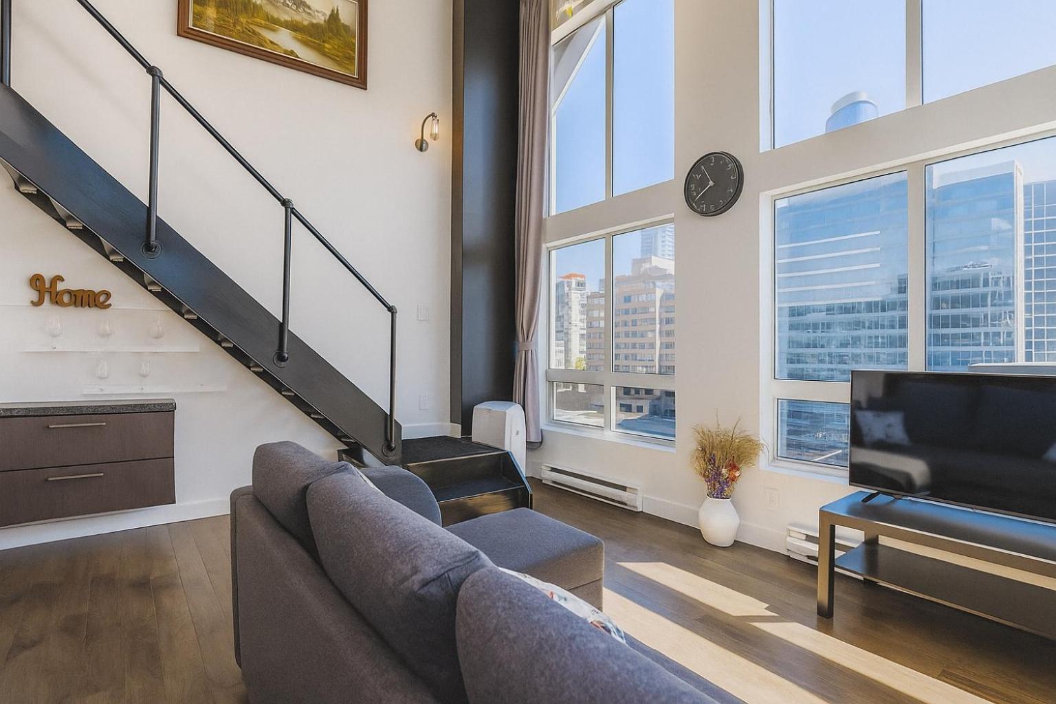 Trendy Downtown Loft Apartment - King Bed!