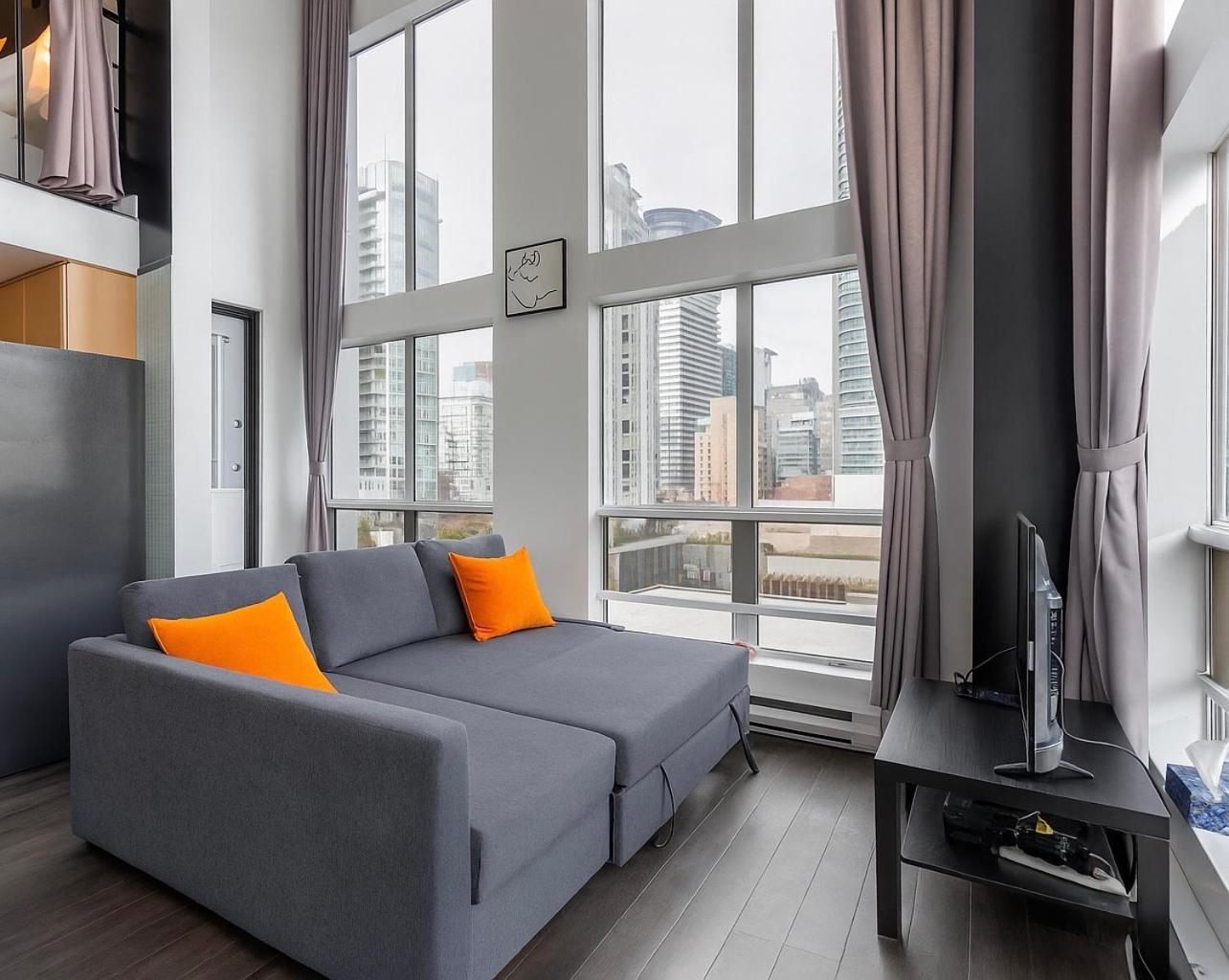 Trendy Downtown Loft Apartment - King Bed!