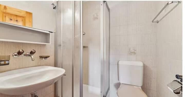 Alpine View Chalet Private Garden & Lake Views