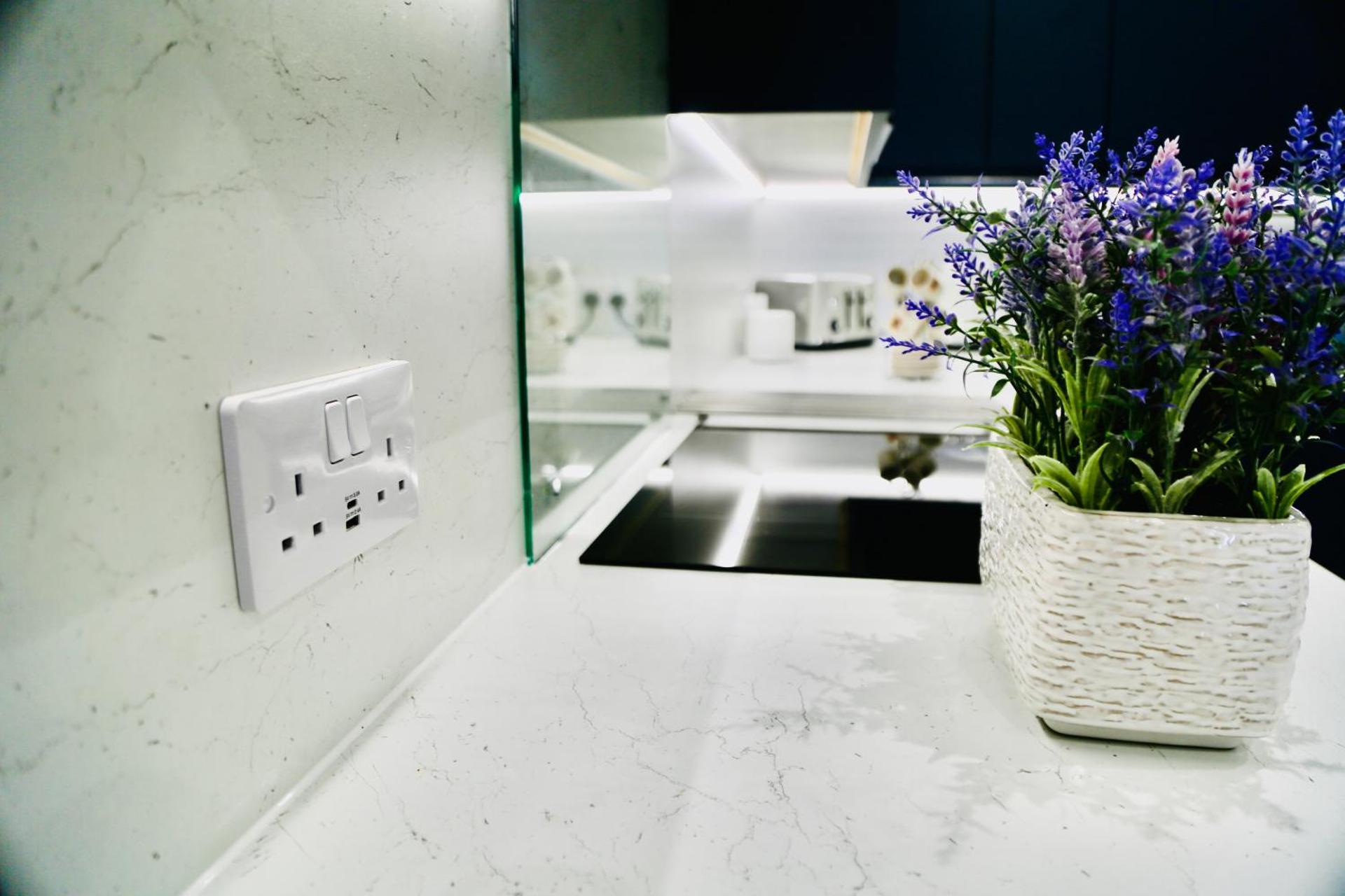 Brand-New Modern 2 Bed Room Apart ment With FREE Parking