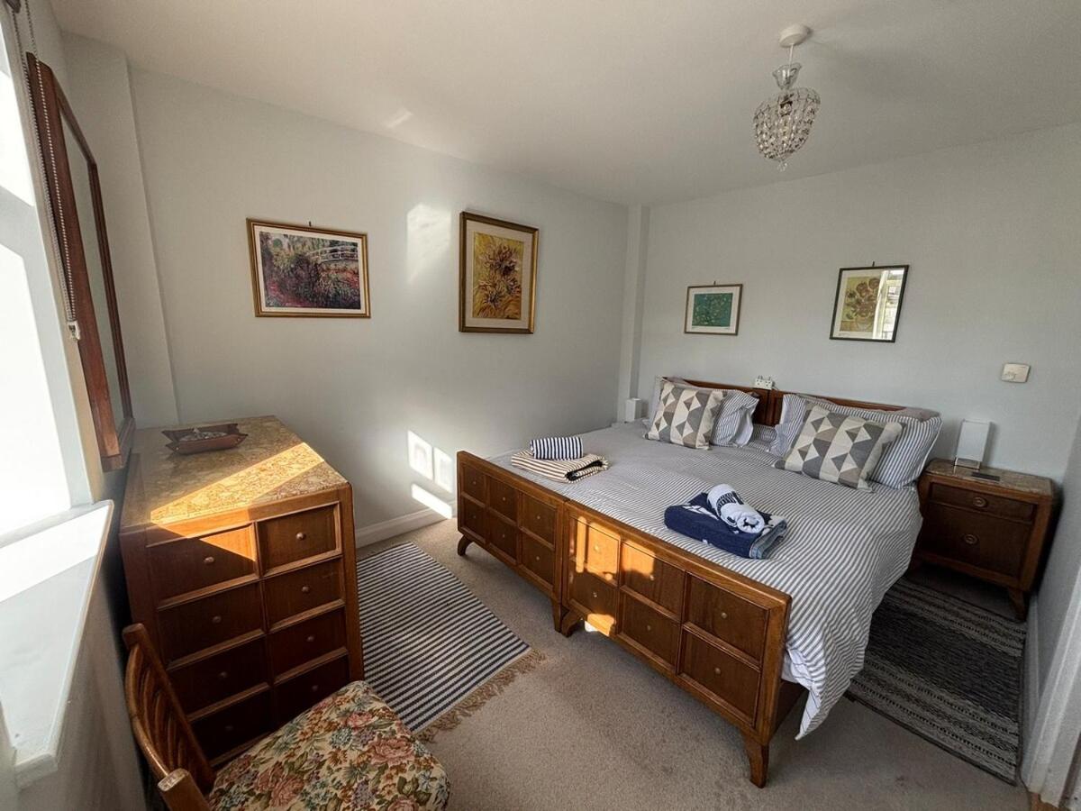 'Shorebird' central apartment, sea views & parking