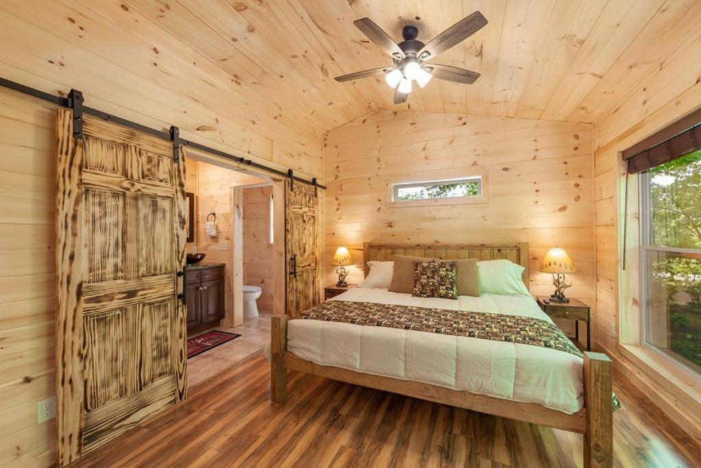 Romantic 1BR Cabin, Hot Tub, Easy Access & Wi-Fi
