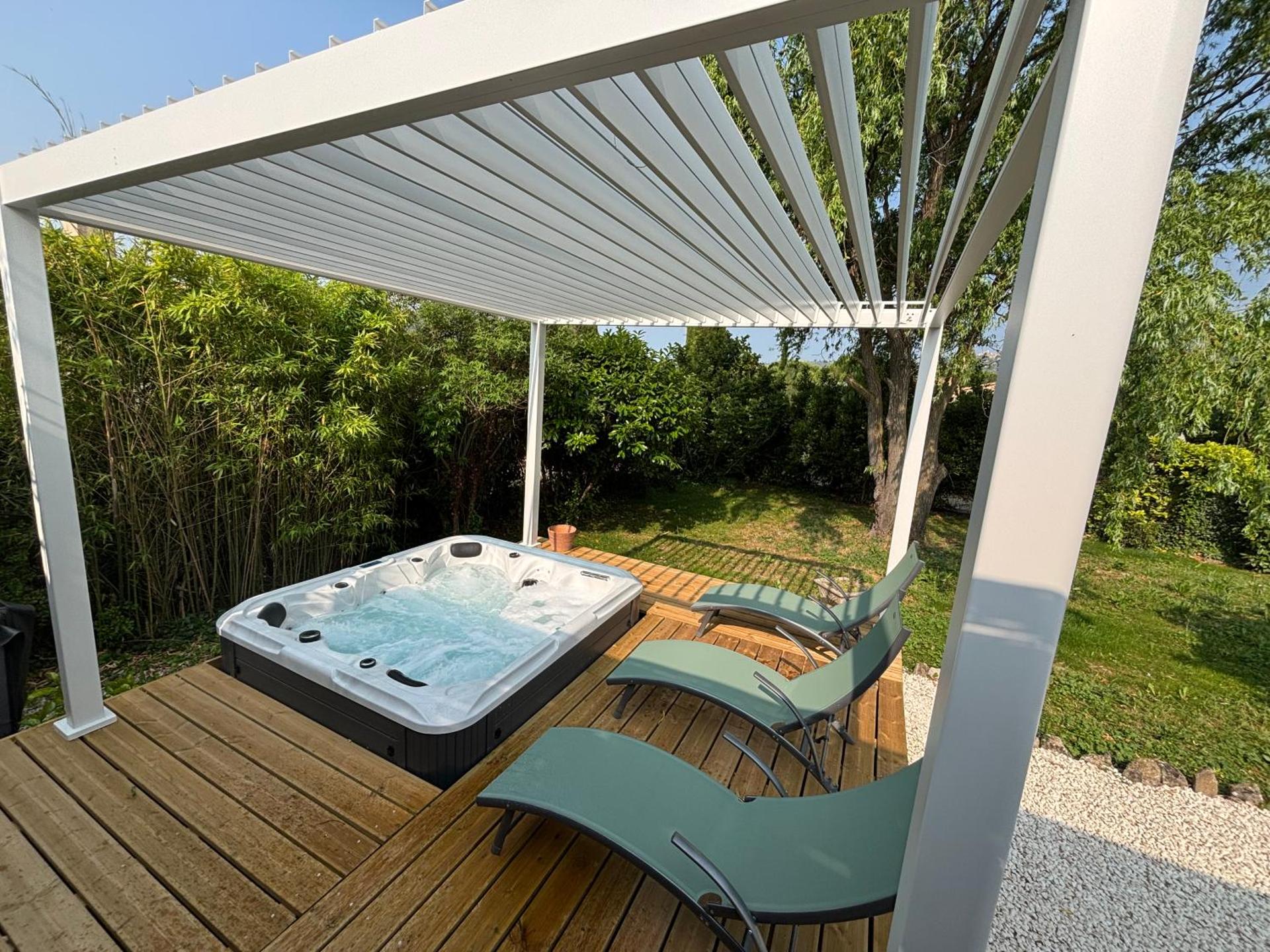 Maison en Pierre à Gordes avec Jacuzzi Chauffé - Très belle vue sur le Village - À 5mn du centre