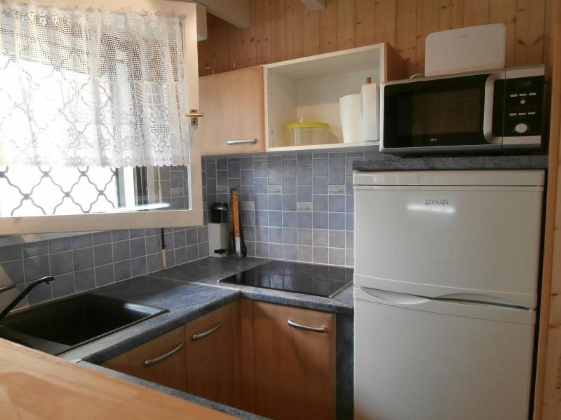 Maison moderne entre forêt et océan, avec jardin et terrasse. - FR-1-239-425