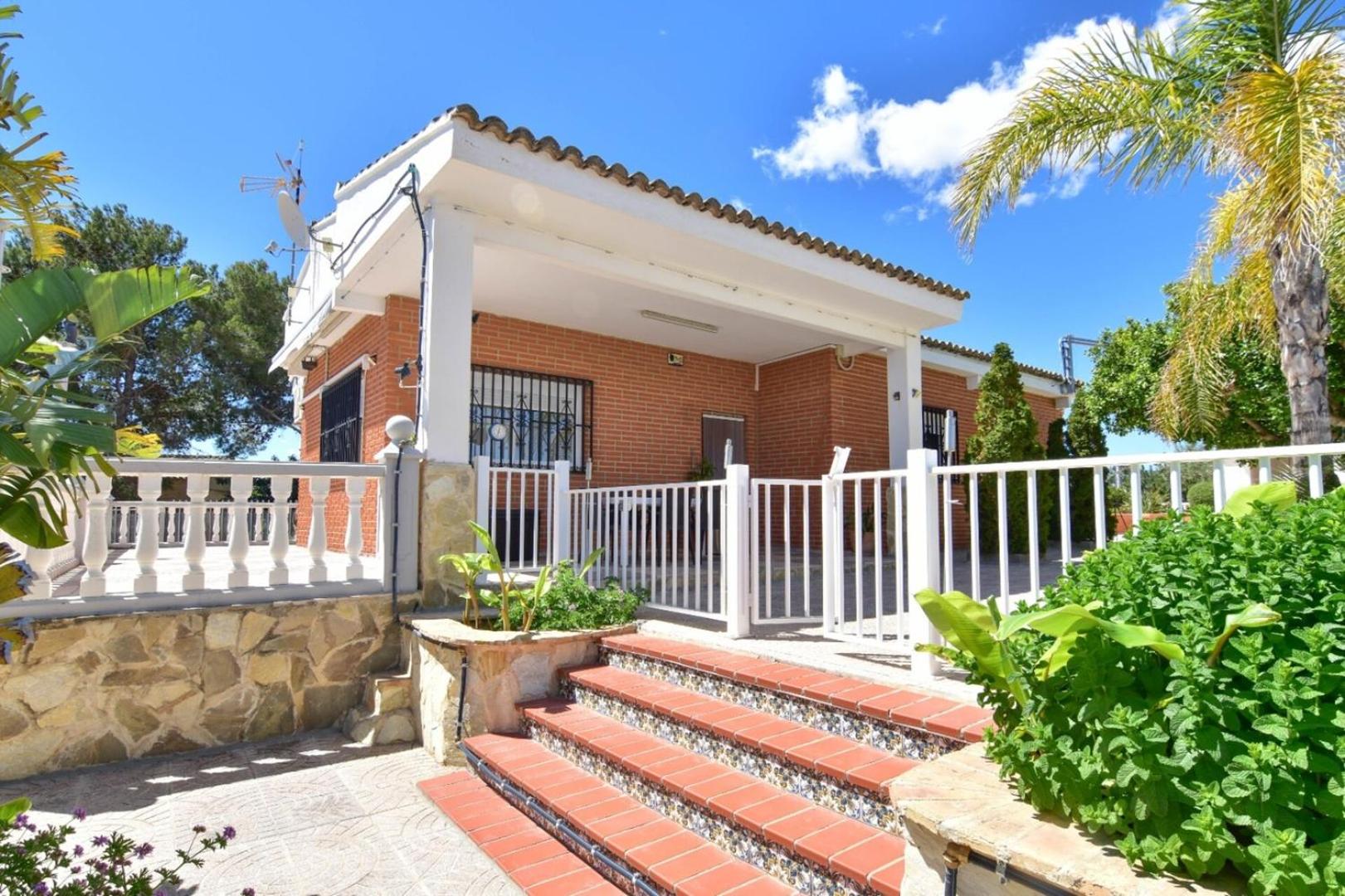 Exclusive Villa in Catadau: Pool & Private Gardens