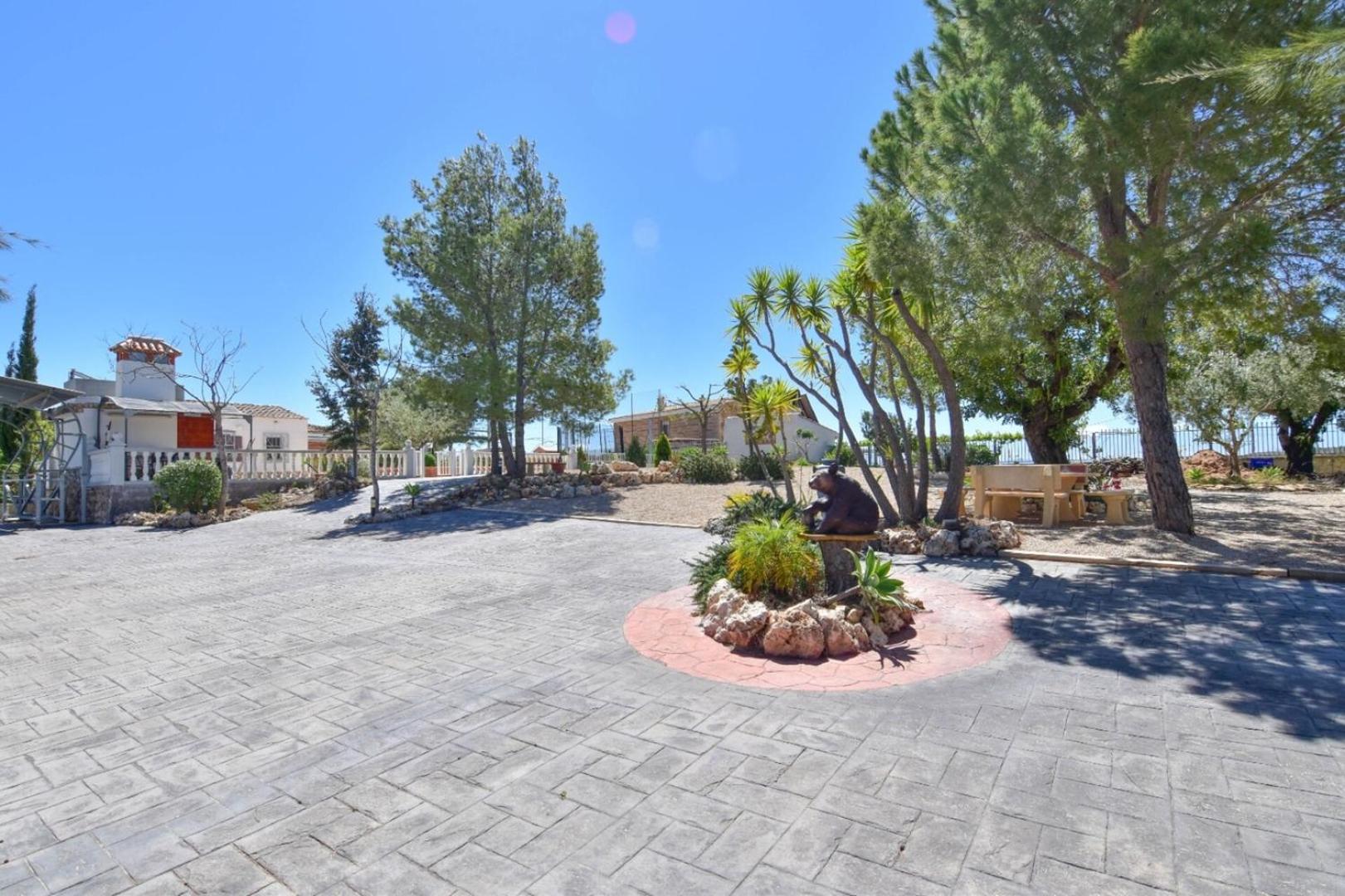 Exclusive Villa in Catadau: Pool & Private Gardens