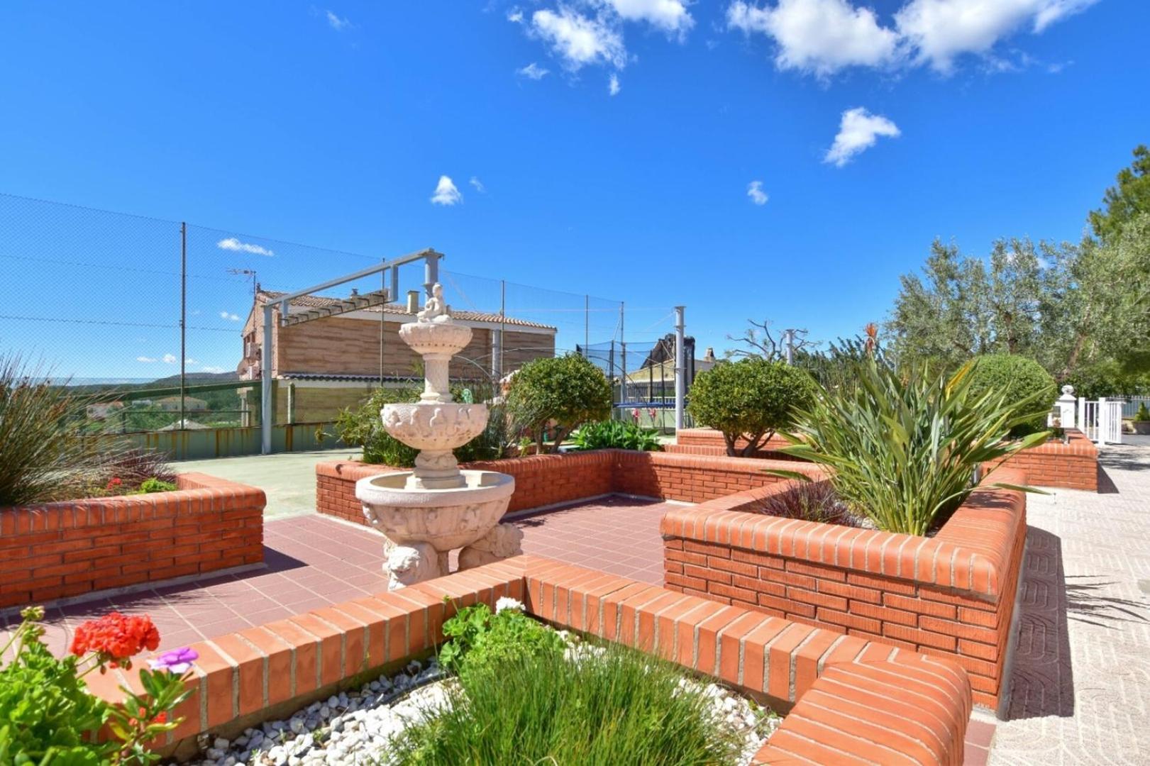 Exclusive Villa in Catadau: Pool & Private Gardens