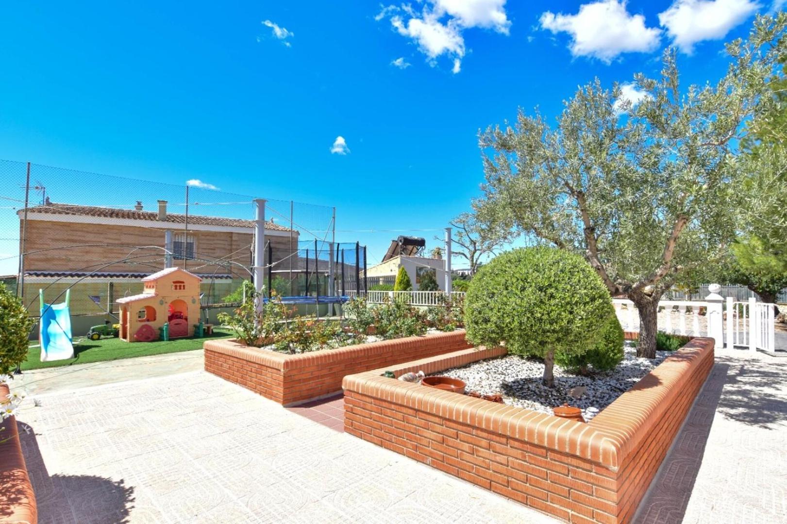 Exclusive Villa in Catadau: Pool & Private Gardens