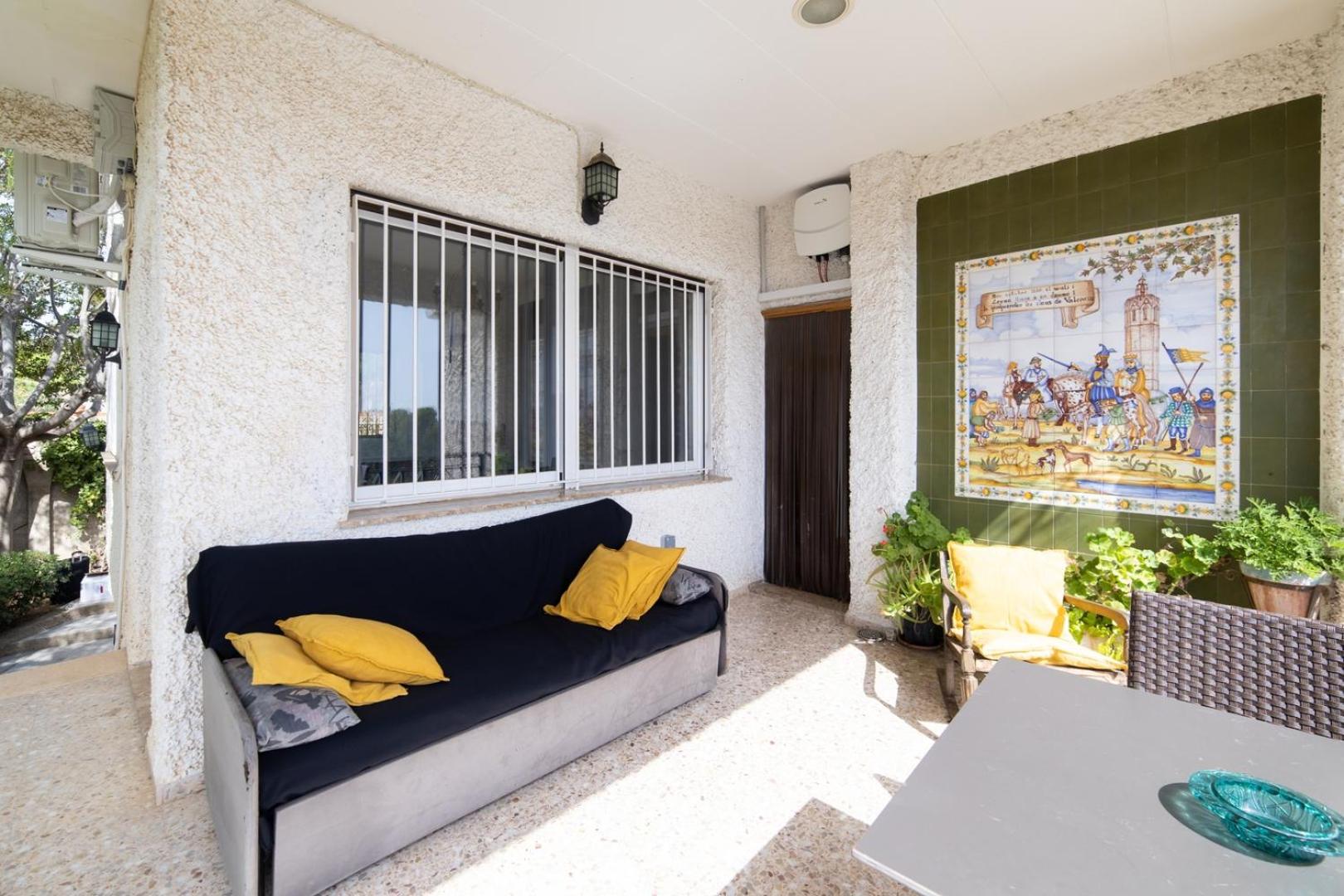 Charming house with private tennis court and pool