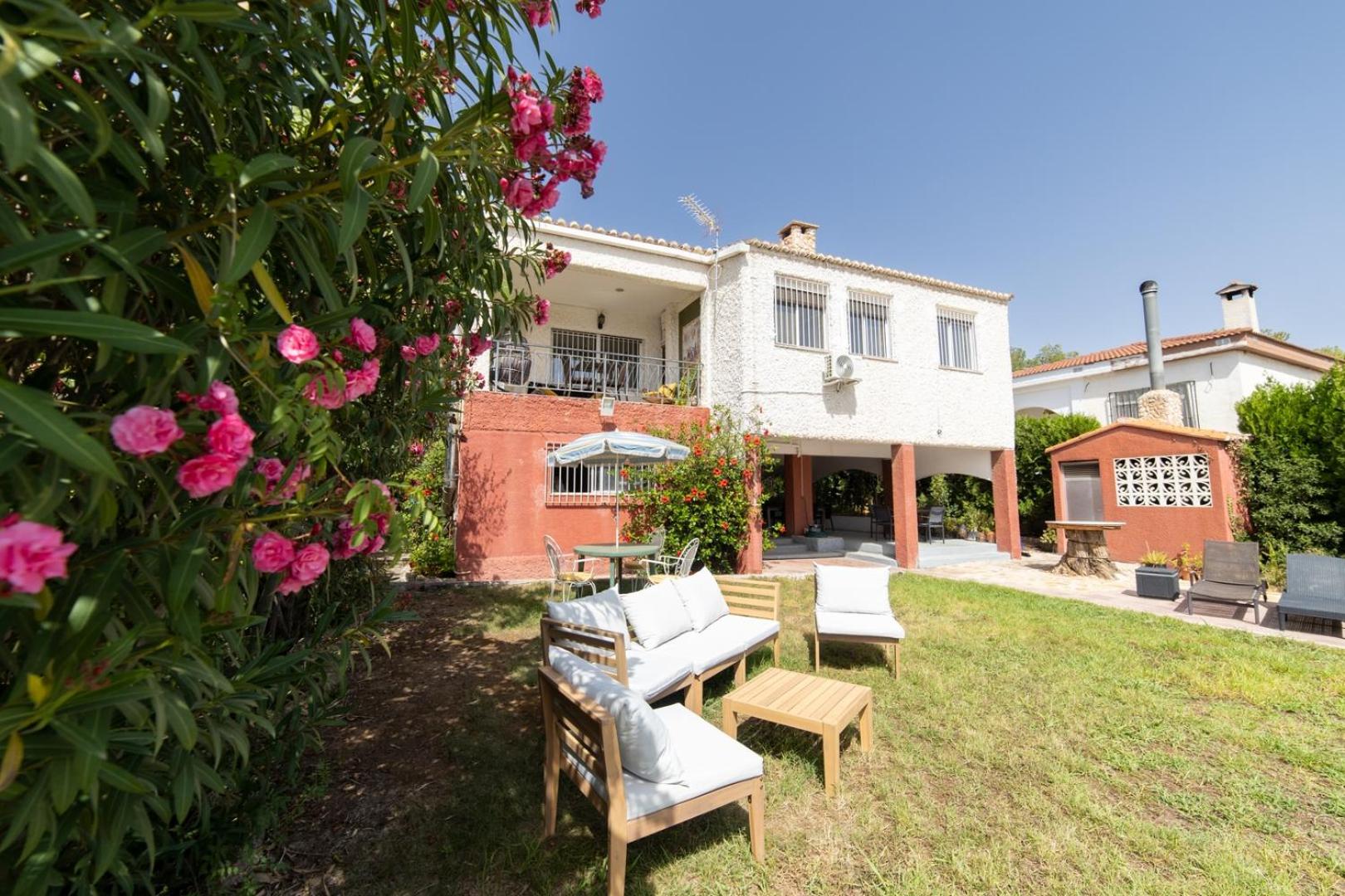 Charming house with private tennis court and pool