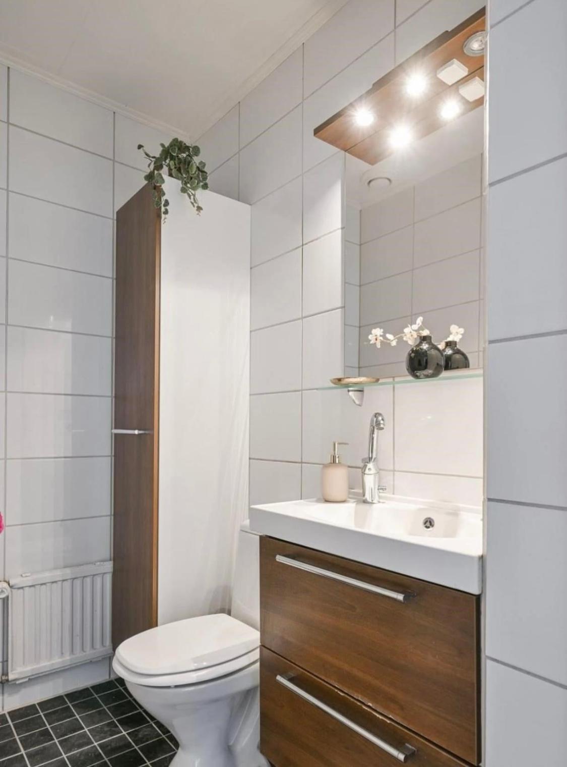 Saunallinen kolmio kahdella autopaikalla