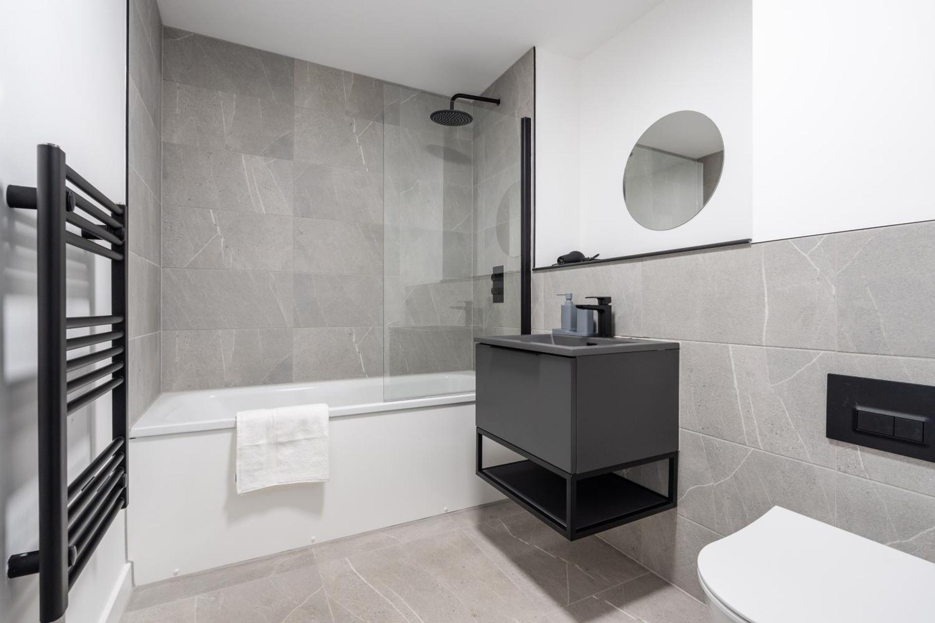 Pristine Old Trafford & City Centre 2BD 2BT Apt - Balcony