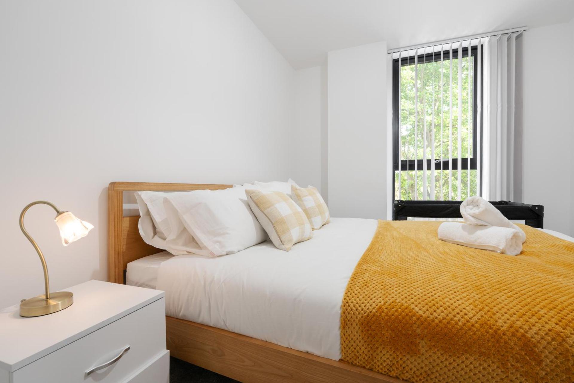 Pristine Old Trafford & City Centre 2BD 2BT Apt - Balcony