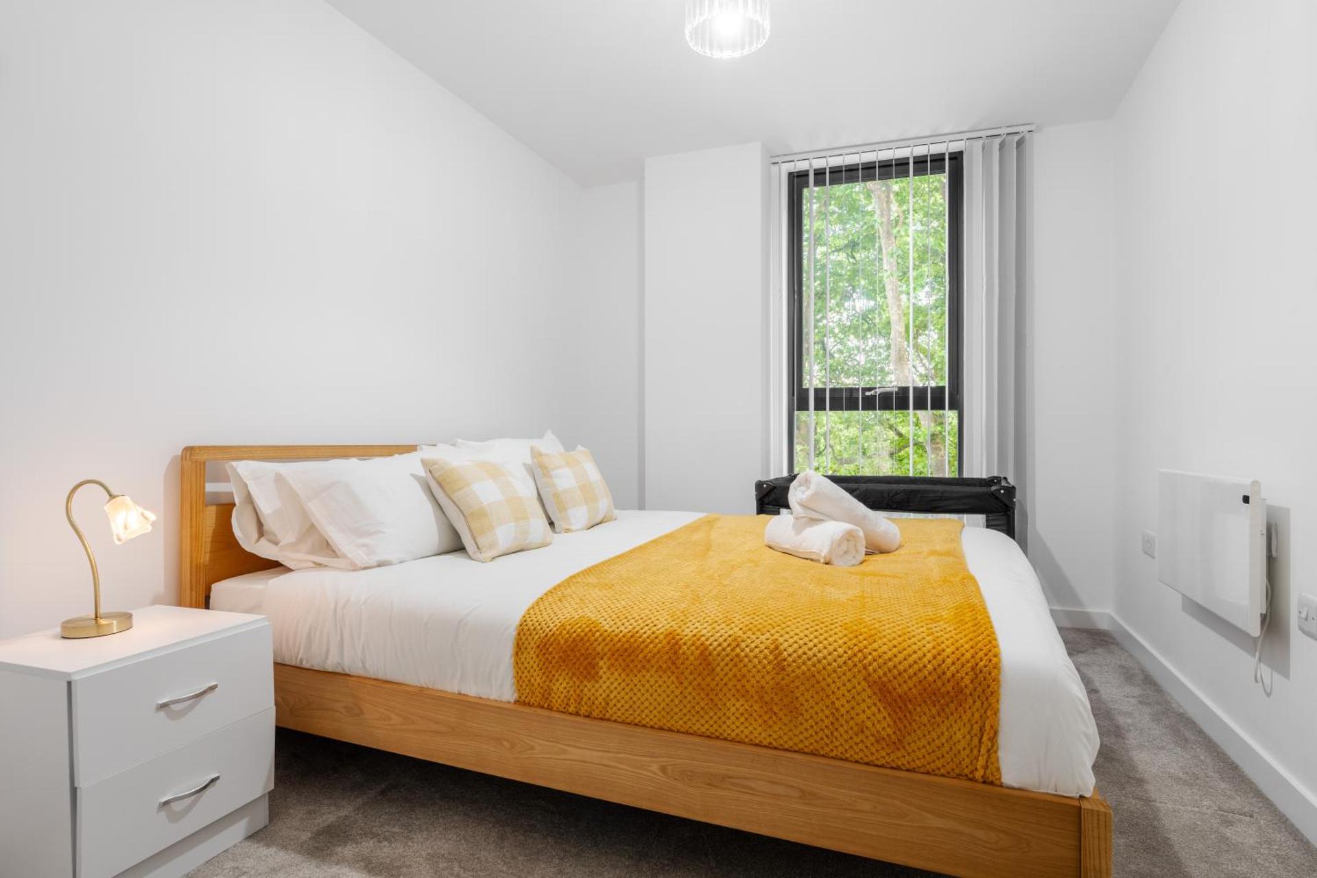 Pristine Old Trafford & City Centre 2BD 2BT Apt - Balcony