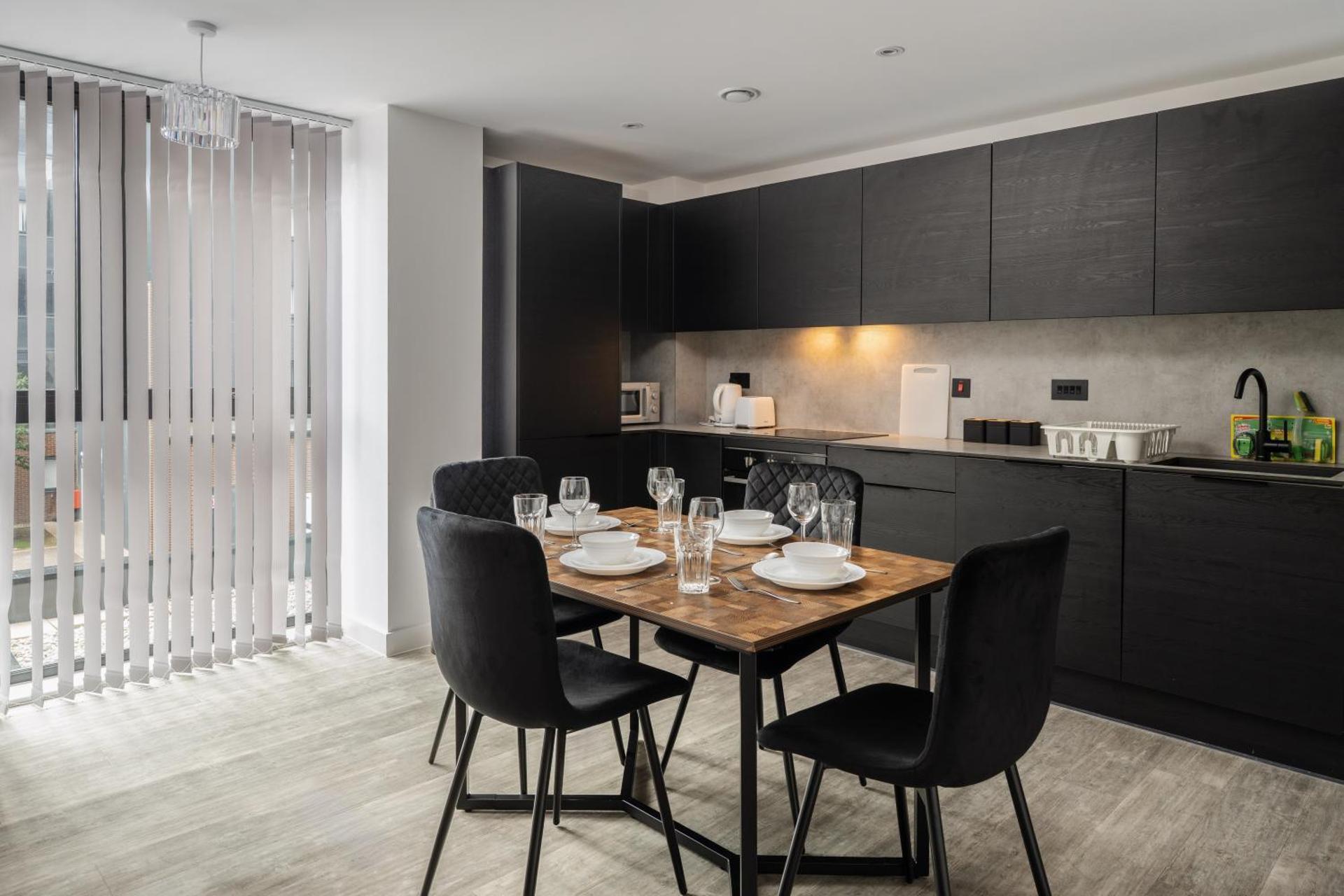 Pristine Old Trafford & City Centre 2BD 2BT Apt - Balcony