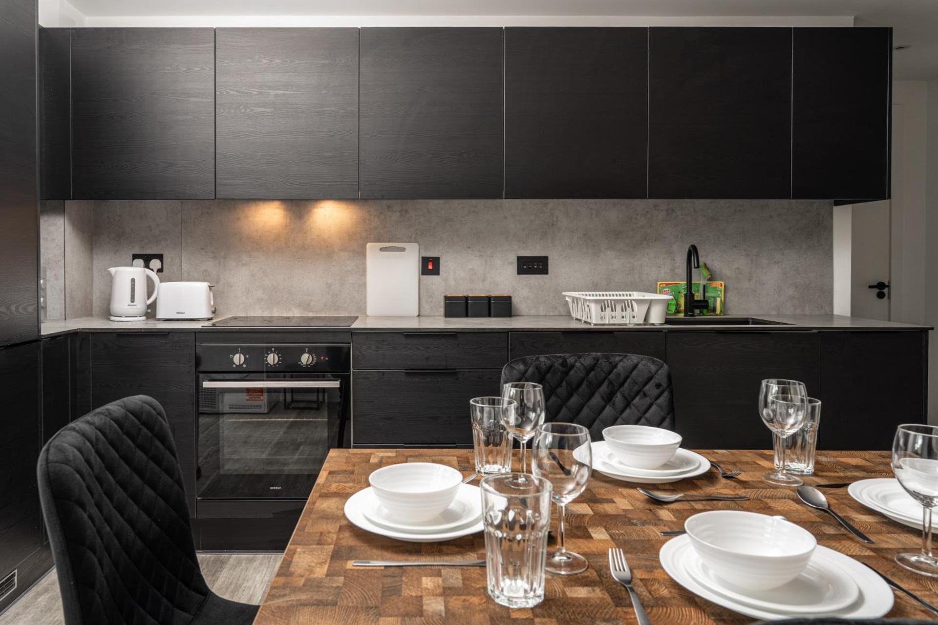 Pristine Old Trafford & City Centre 2BD 2BT Apt - Balcony