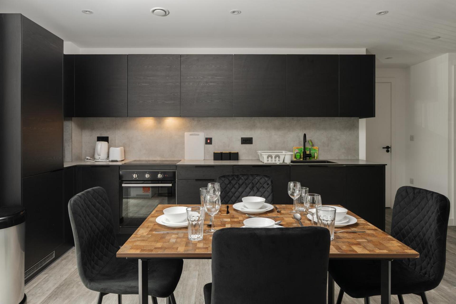 Pristine Old Trafford & City Centre 2BD 2BT Apt - Balcony