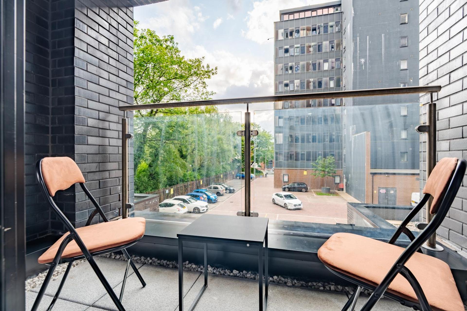 Pristine Old Trafford & City Centre 2BD 2BT Apt - Balcony