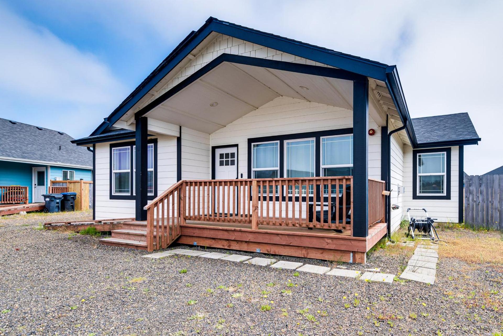 Hot Tub Modern Ocean Shores Home, 2 Mi to Beach!