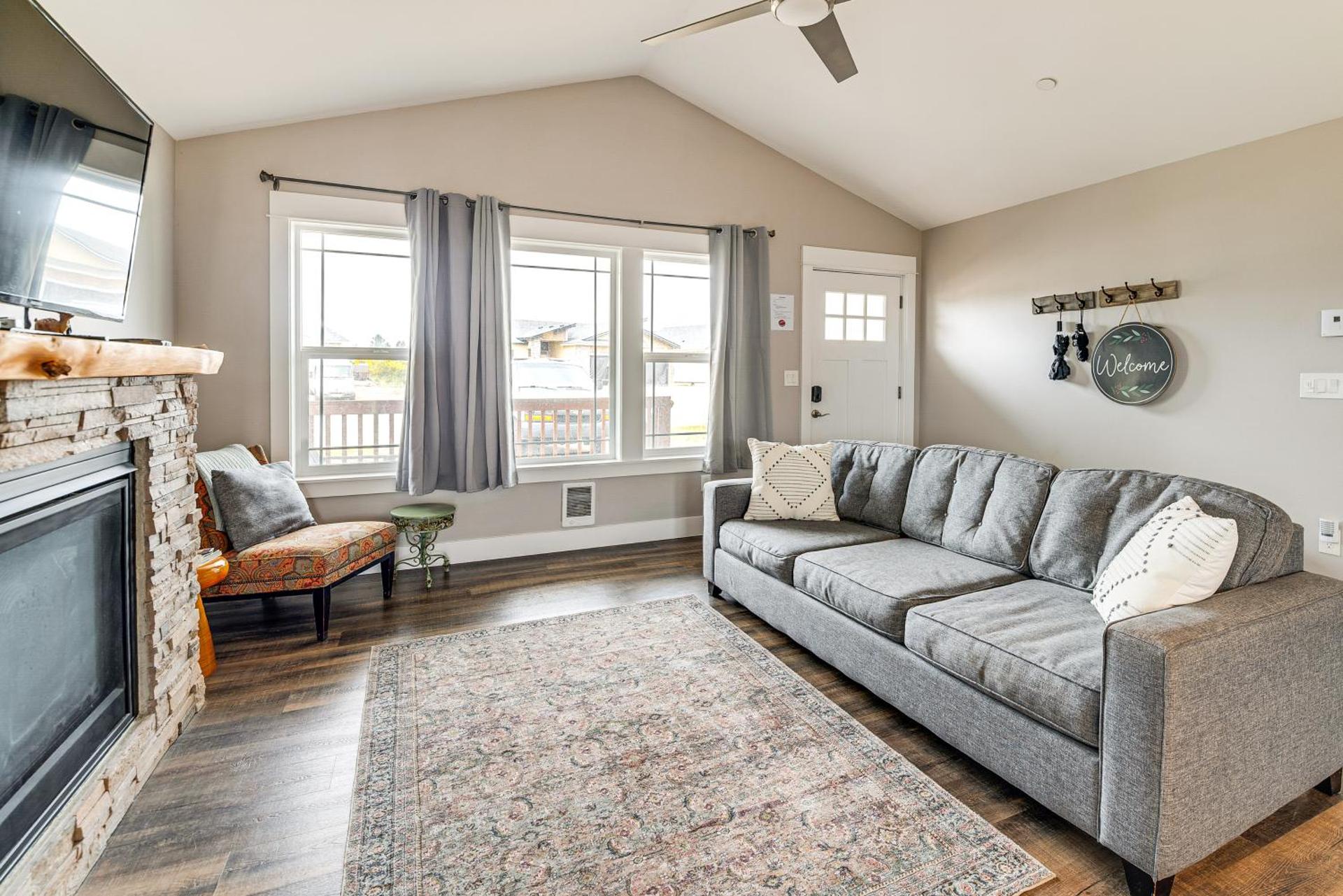 Hot Tub Modern Ocean Shores Home, 2 Mi to Beach!