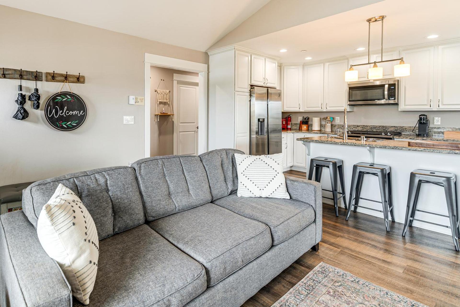 Hot Tub Modern Ocean Shores Home, 2 Mi to Beach!