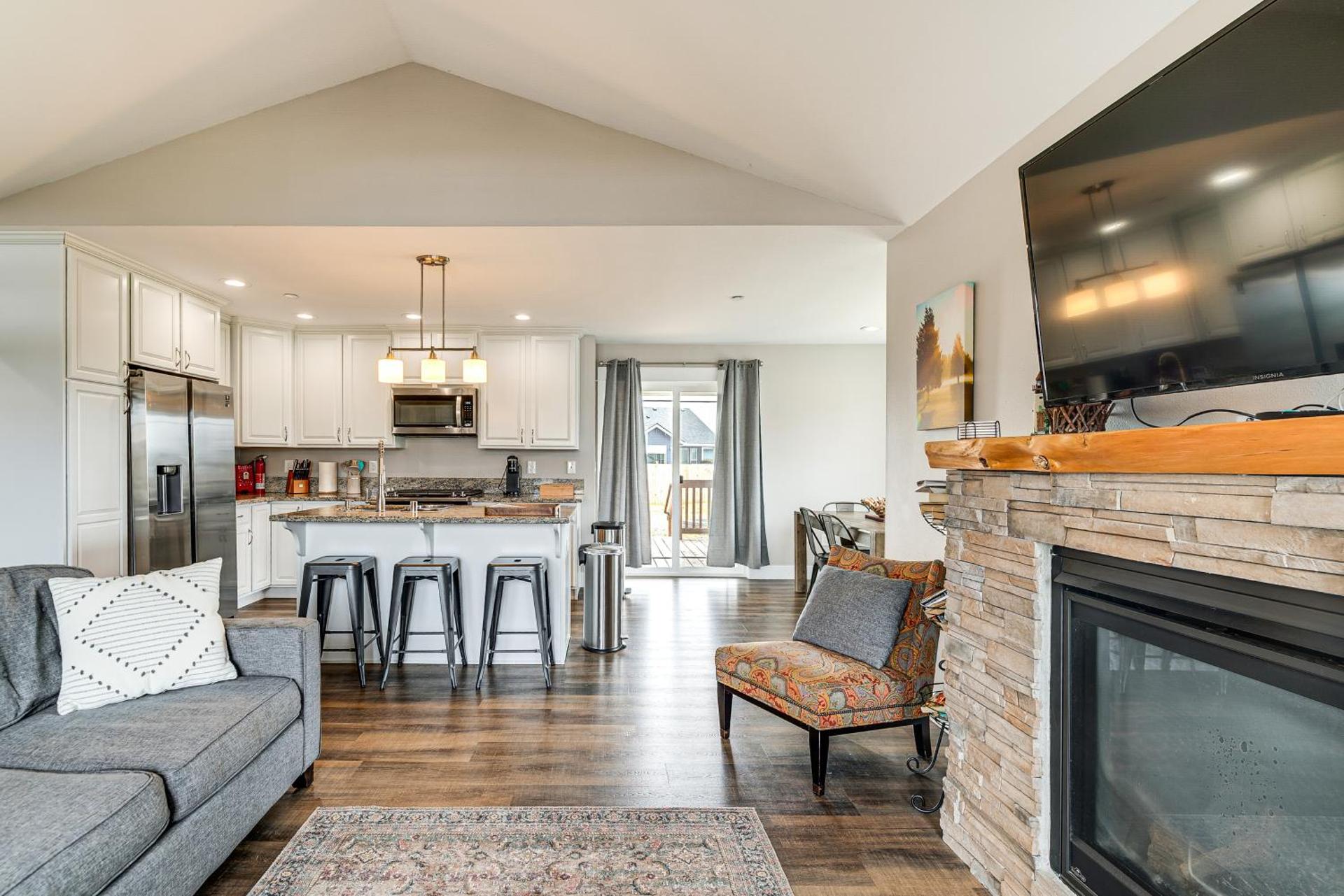 Hot Tub Modern Ocean Shores Home, 2 Mi to Beach!