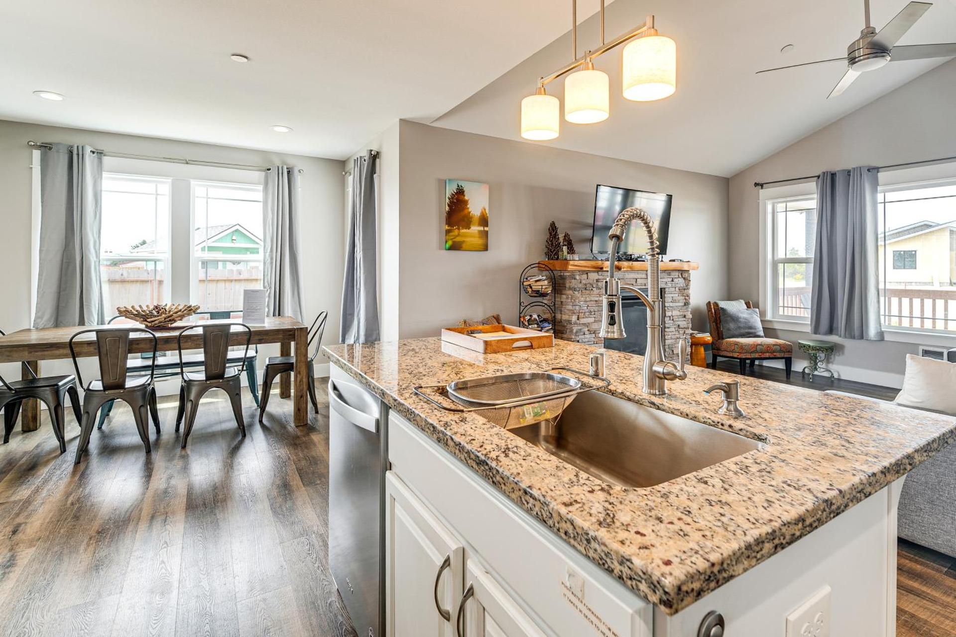 Hot Tub Modern Ocean Shores Home, 2 Mi to Beach!