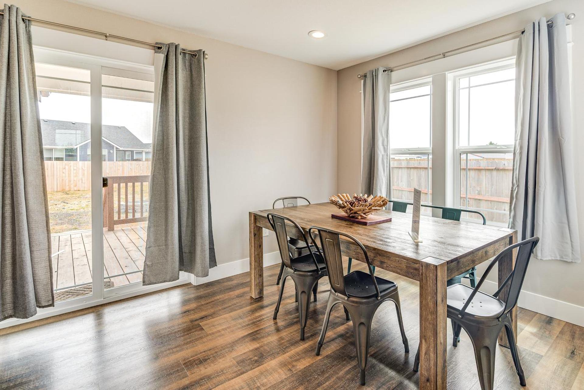 Hot Tub Modern Ocean Shores Home, 2 Mi to Beach!