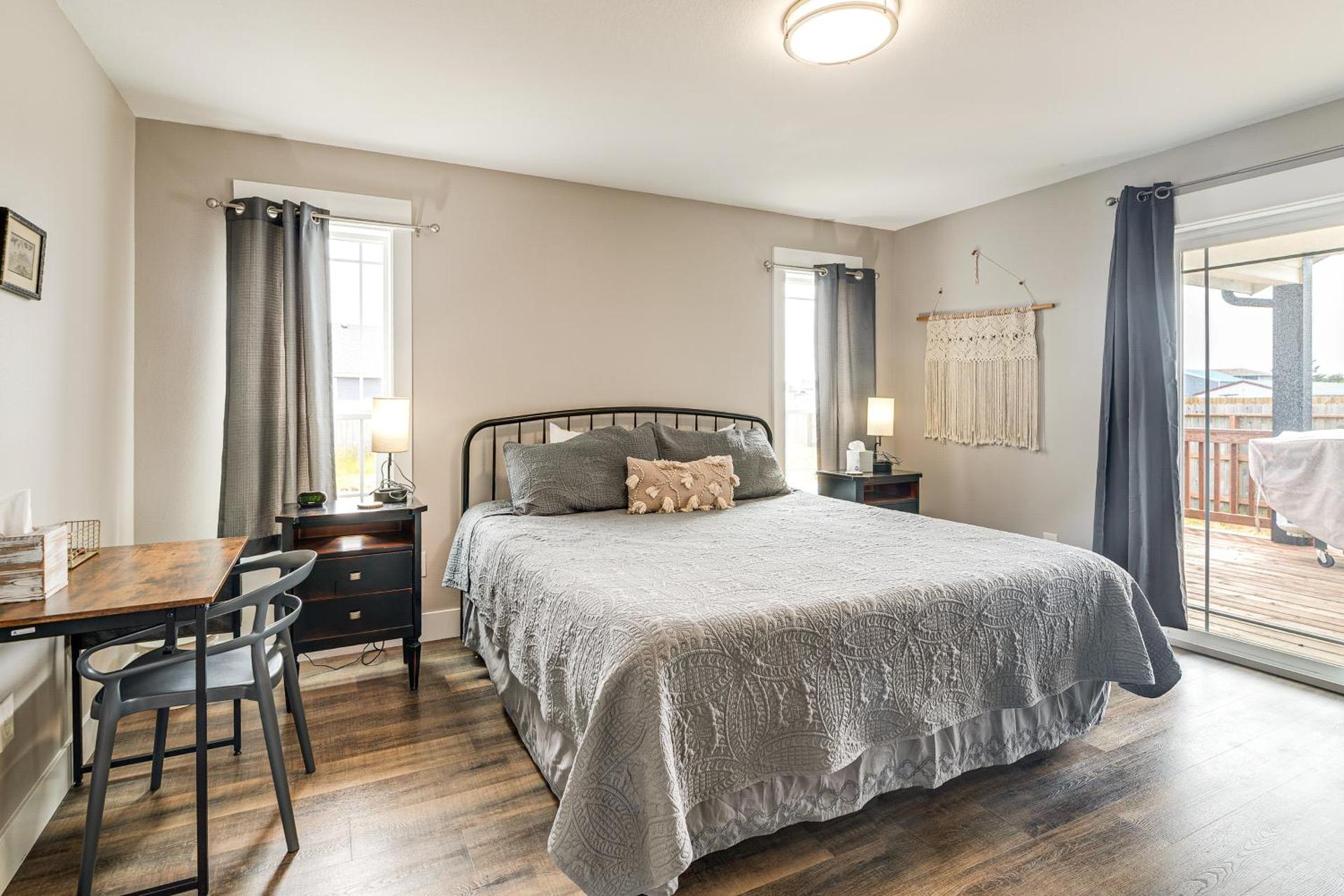 Hot Tub Modern Ocean Shores Home, 2 Mi to Beach!