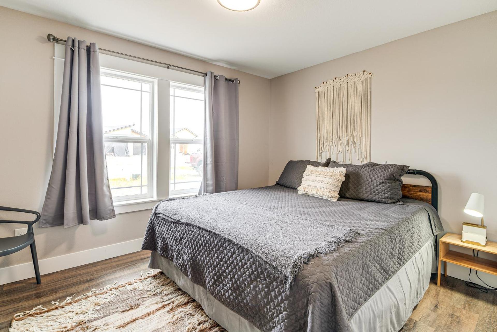 Hot Tub Modern Ocean Shores Home, 2 Mi to Beach!