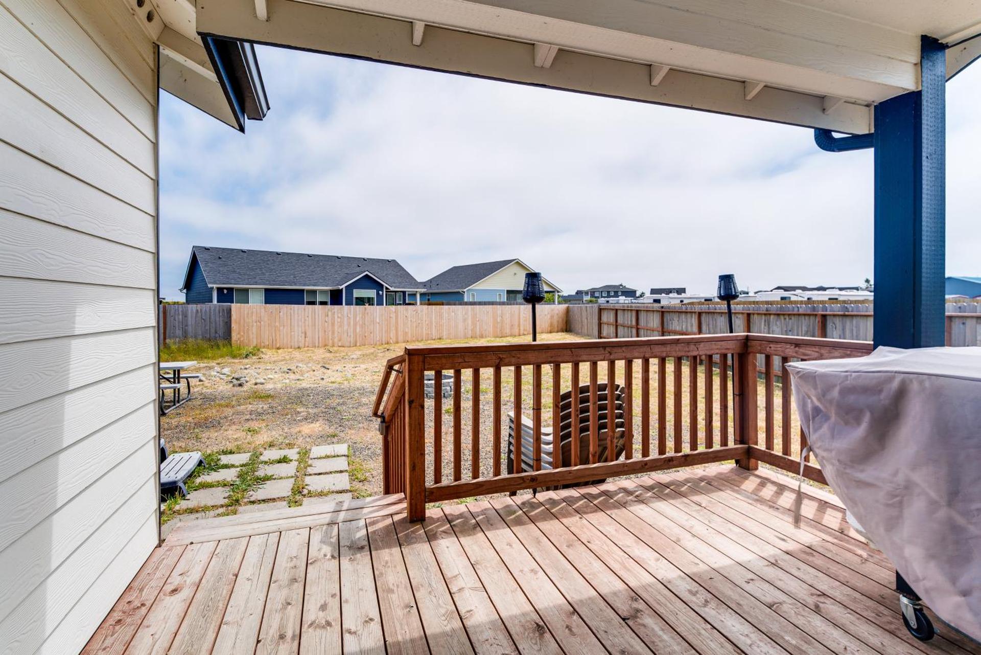 Hot Tub Modern Ocean Shores Home, 2 Mi to Beach!
