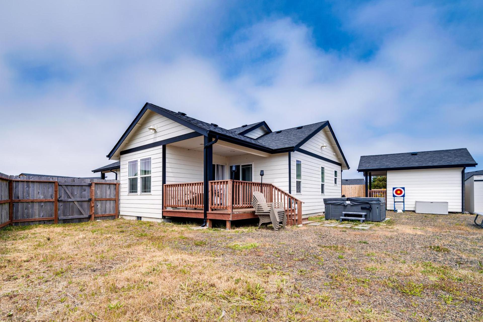 Hot Tub Modern Ocean Shores Home, 2 Mi to Beach!