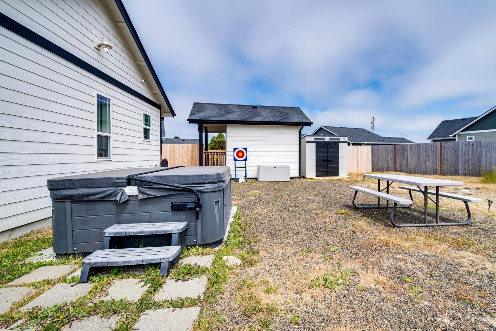 Hot Tub Modern Ocean Shores Home, 2 Mi to Beach!