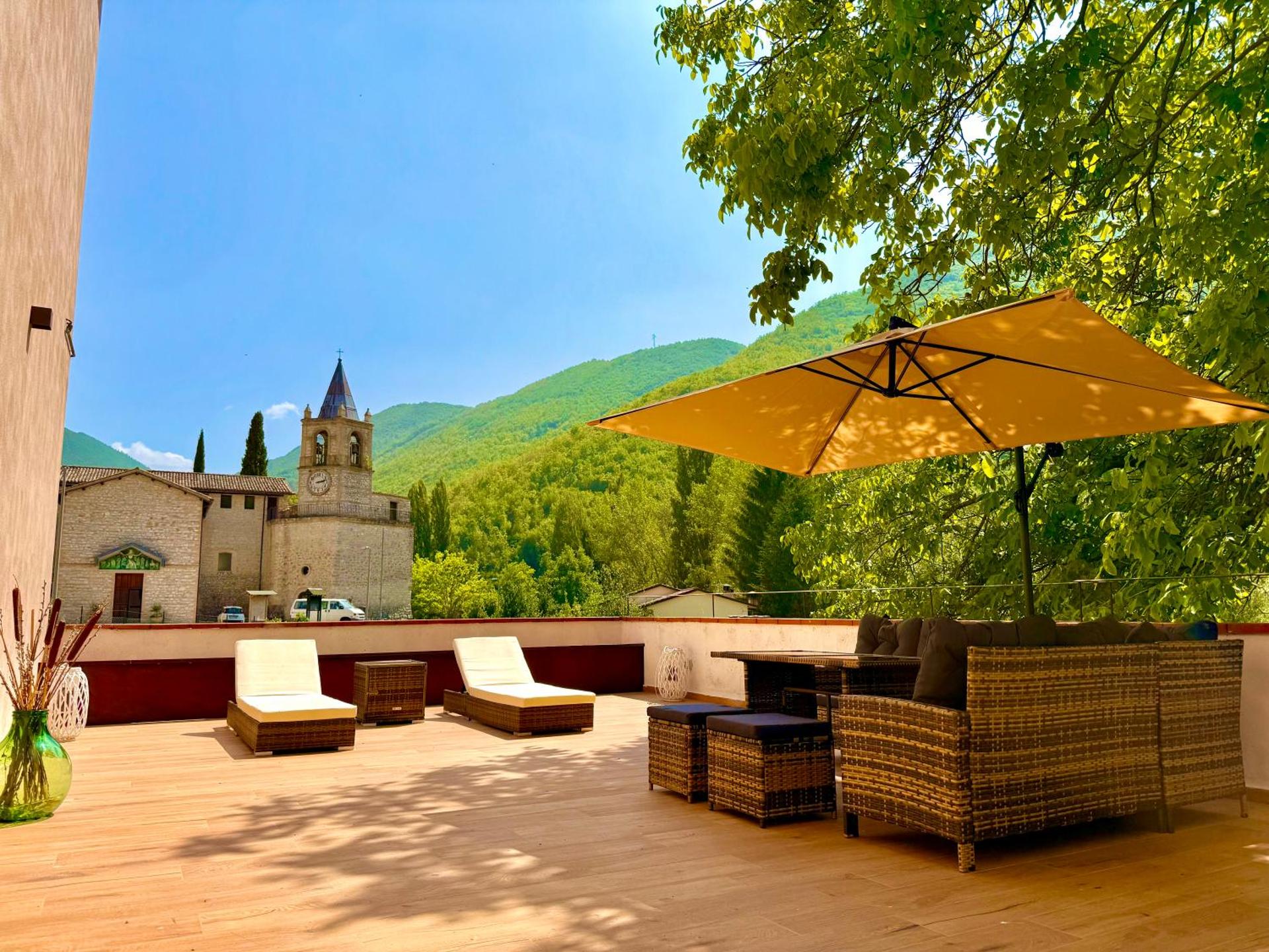 Locazione Turistica al Castello di Scopoli, situata tra Pale e Rasiglia sulla via Francigena a due passi da Sellano Foligno Assisi e Spoleto