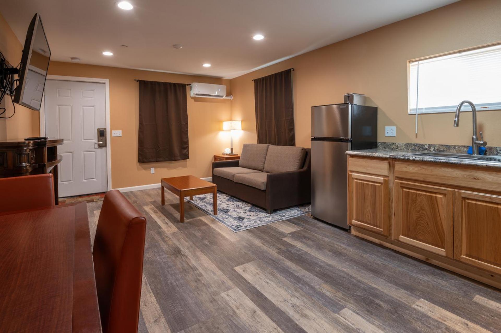 Far West Cabin-Tiny Homes Rental