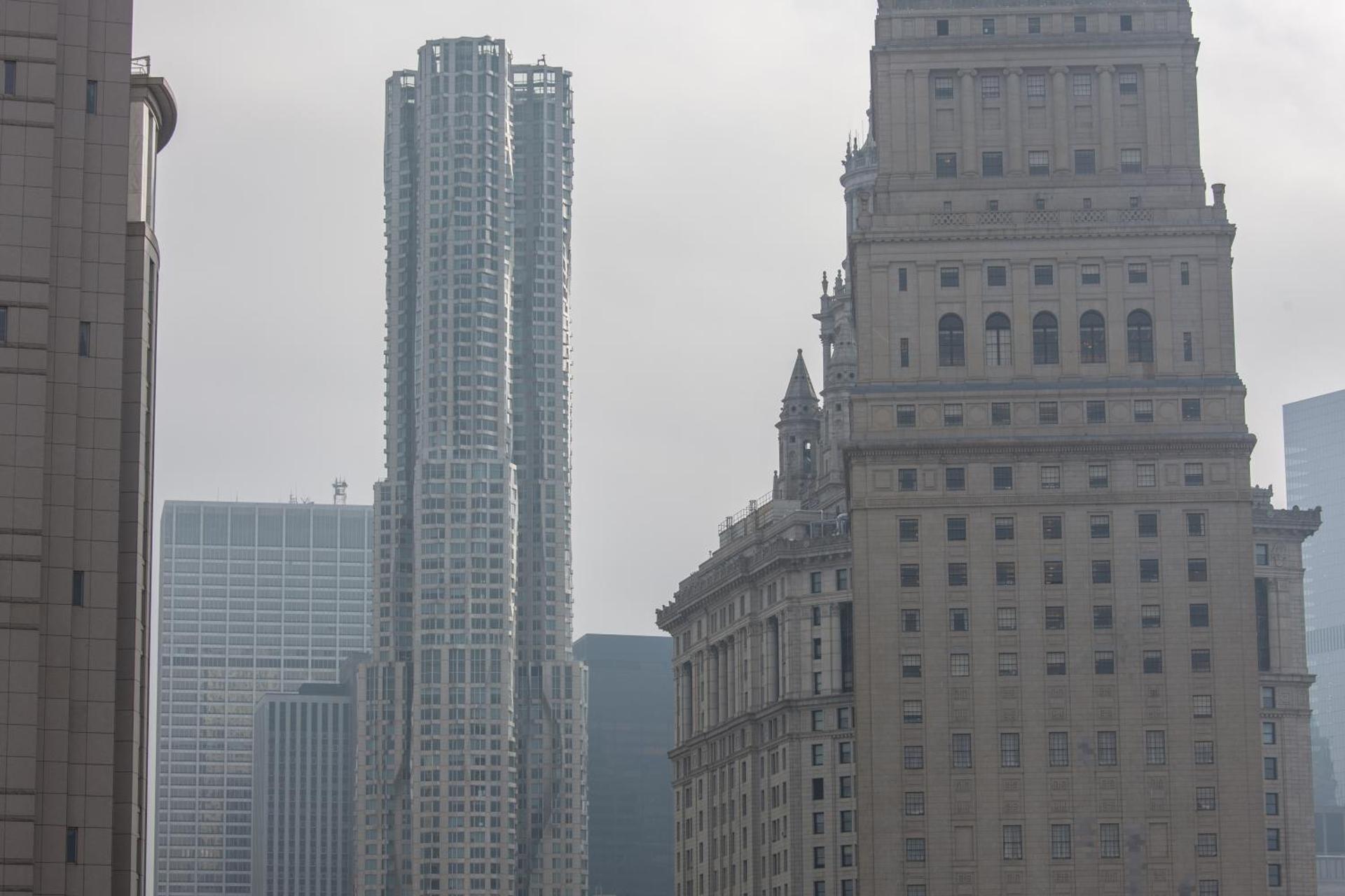 Suite Deluxe con cama doble grande, vistas a la ciudad y balcón