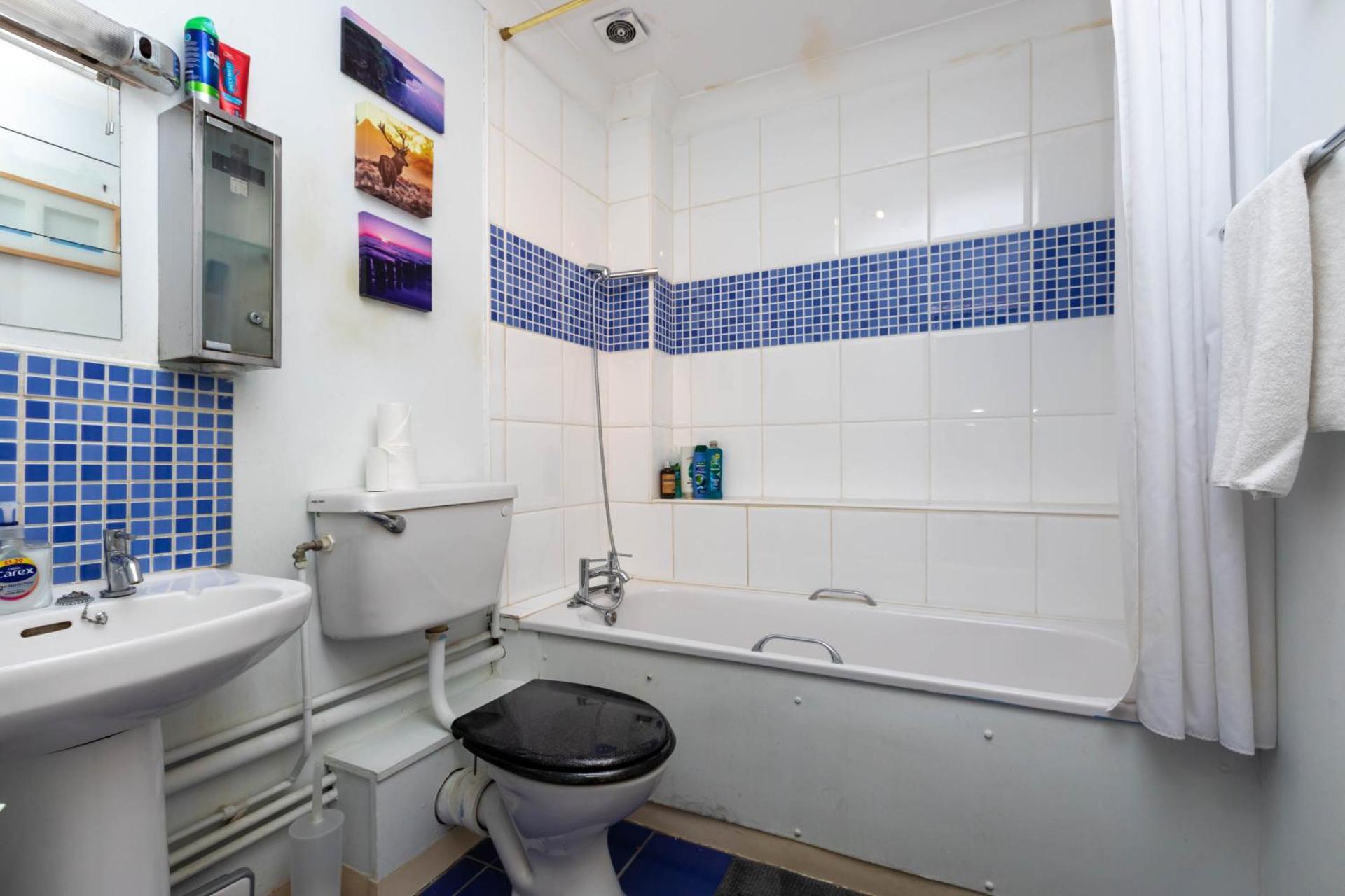 Homely 1 Bedroom Apartment in Beckton With Parking